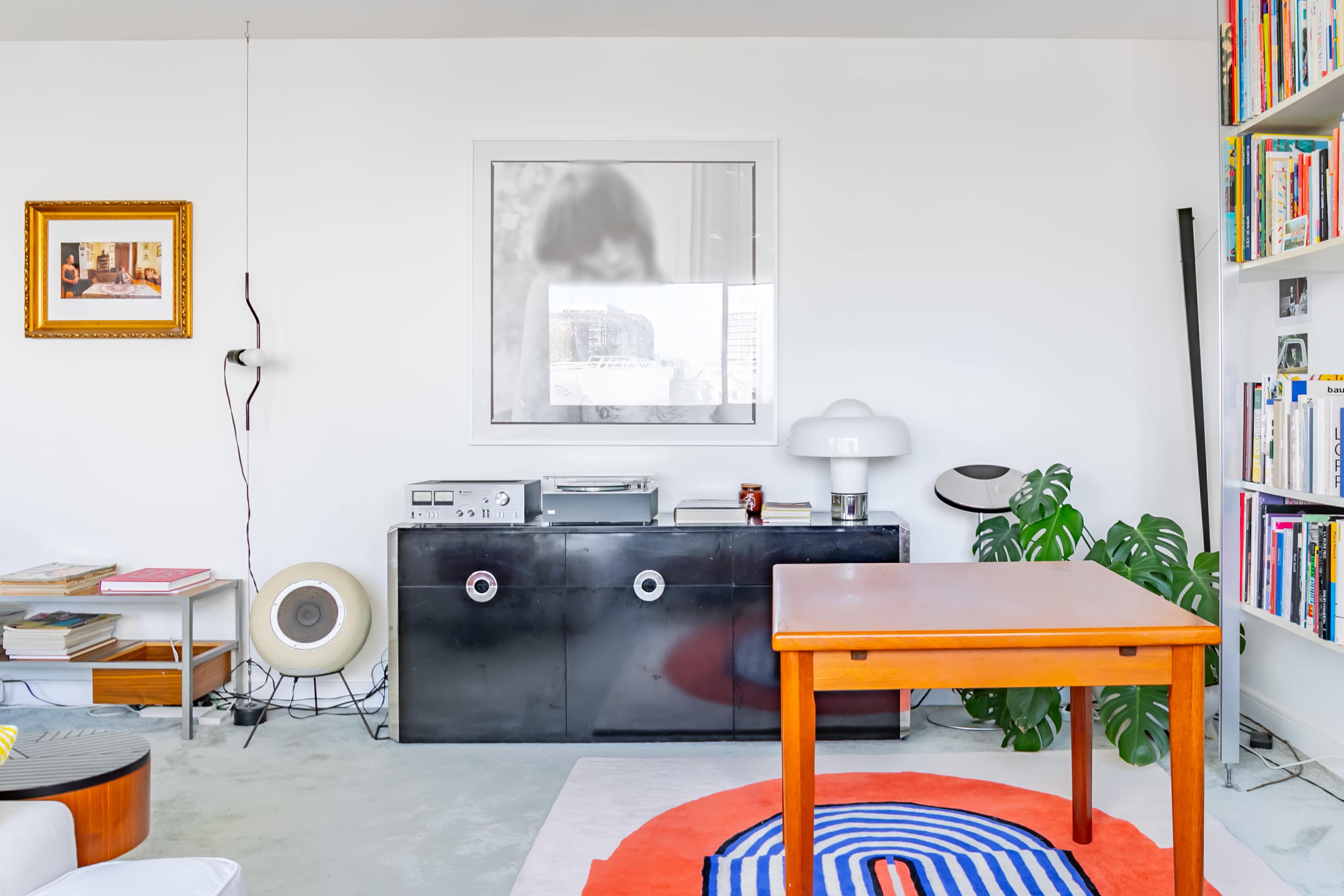 Appartement parisien avec le mobilier design mid century à Belleville Image in Amérique, Paris, 