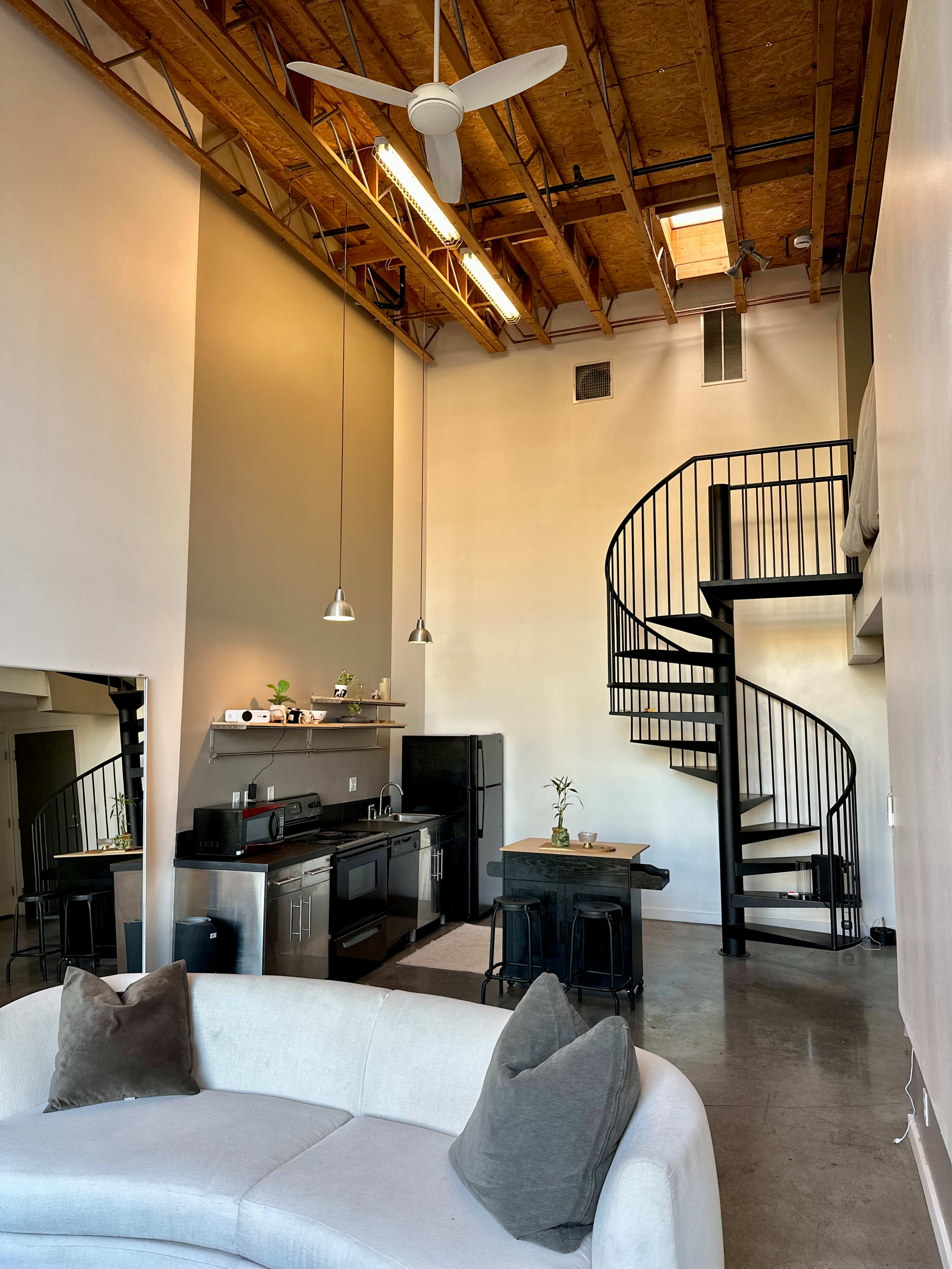 16ft ceilings, Midtown loft, natural light Image in East Sacramento, Sacramento, CA