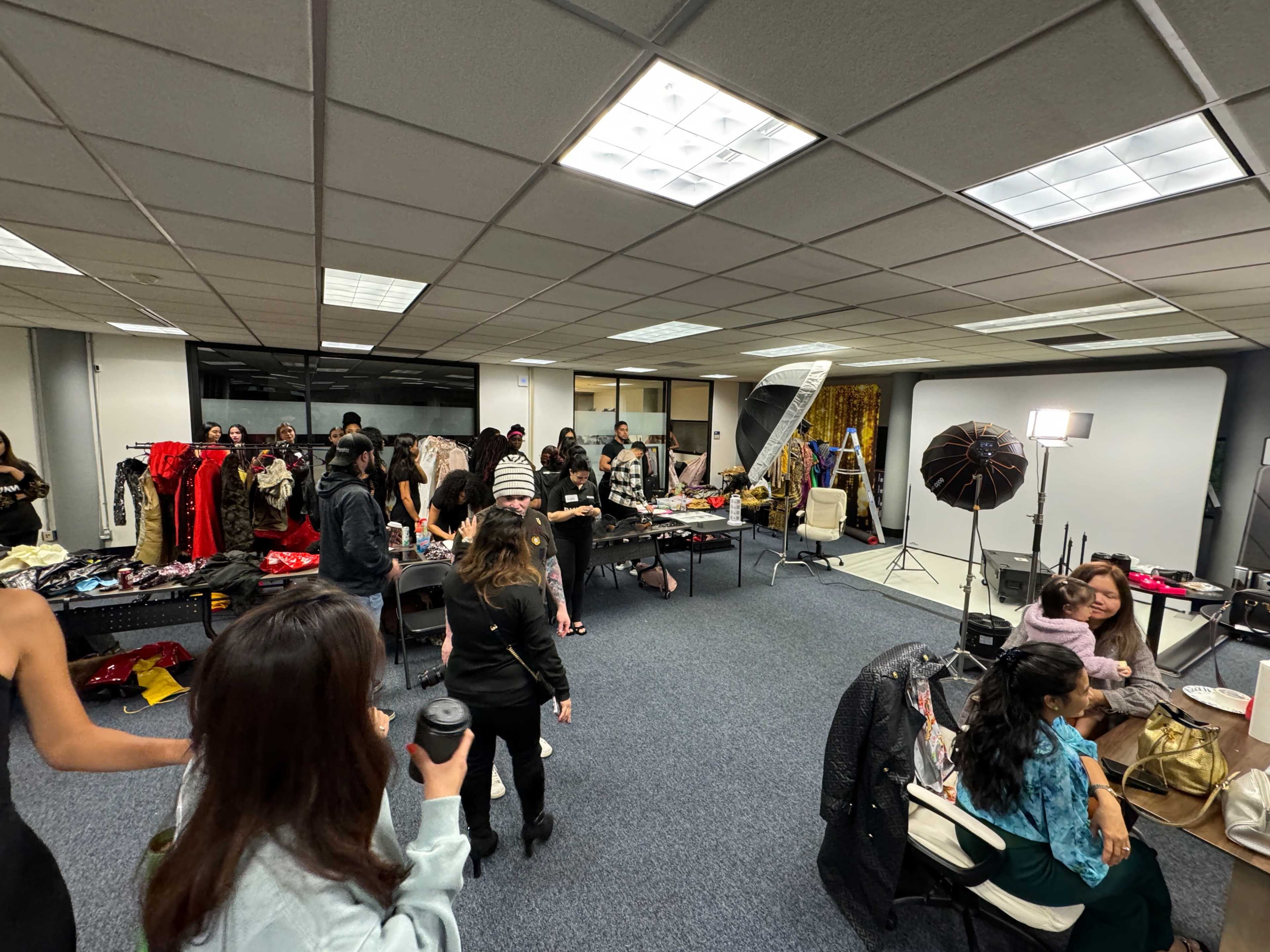 5100sq ft Photo Studio,  Professional Strobes, Fill Lights, C-stands, 30choices 8.5ftx10ft Backdrops, Designers Clothes Image in Bremerton, bremerton, WA