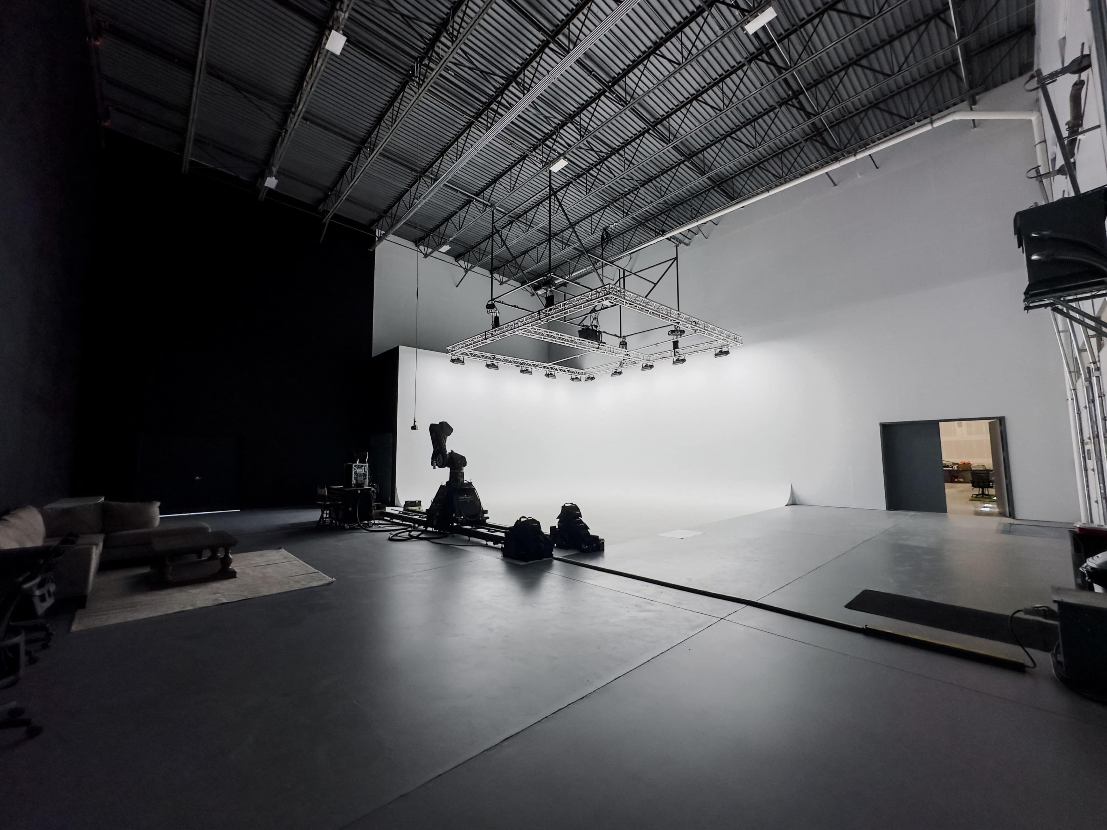 900 sqft 2- Wall Infinity Cyc Wall Studio (30'x30'x18') Image in Springville, Springville, UT