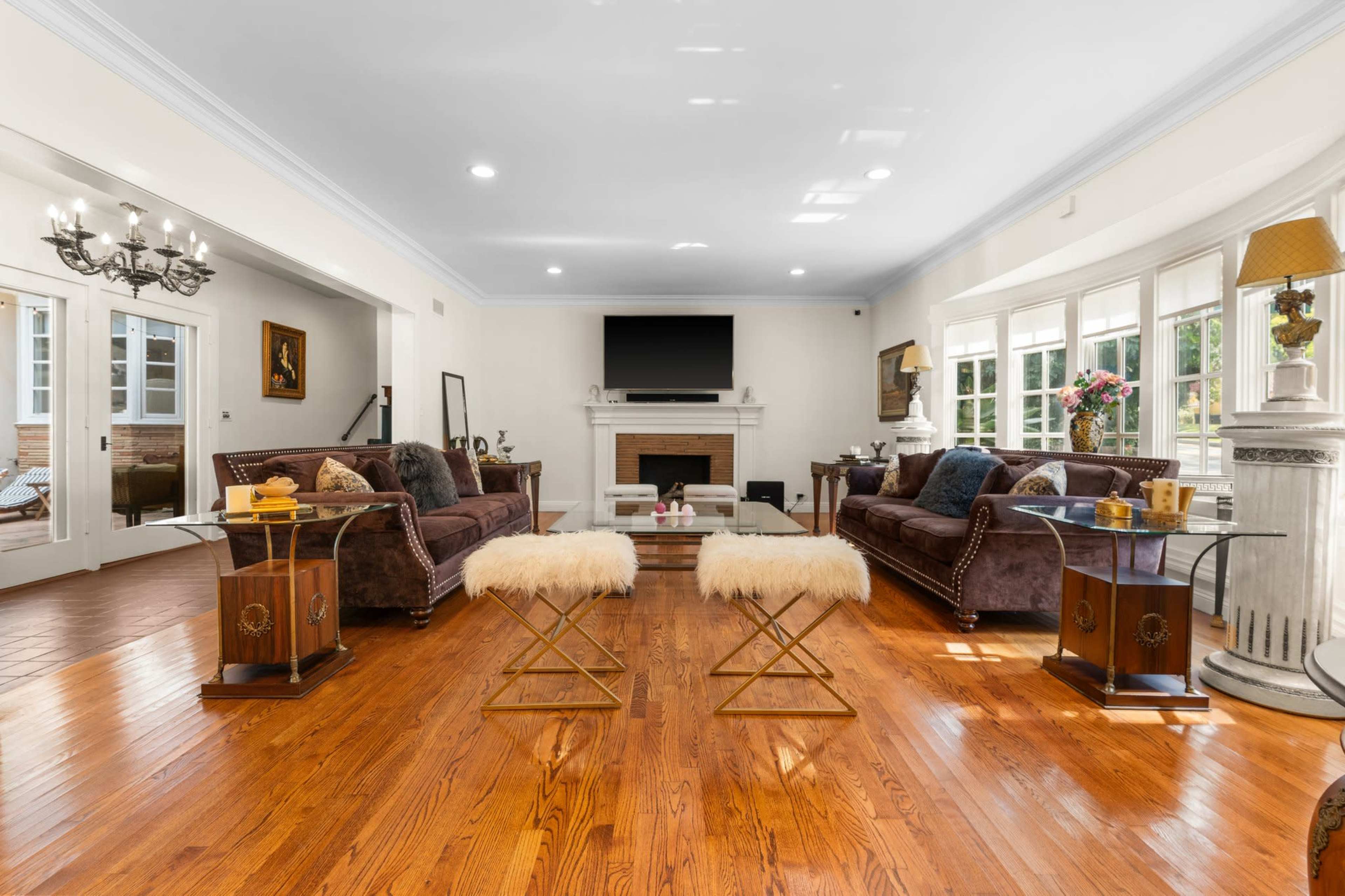 Cute old style 1940s house for photoshoot and video shoot Image in Beverly Hills, Beverly Hills, CA