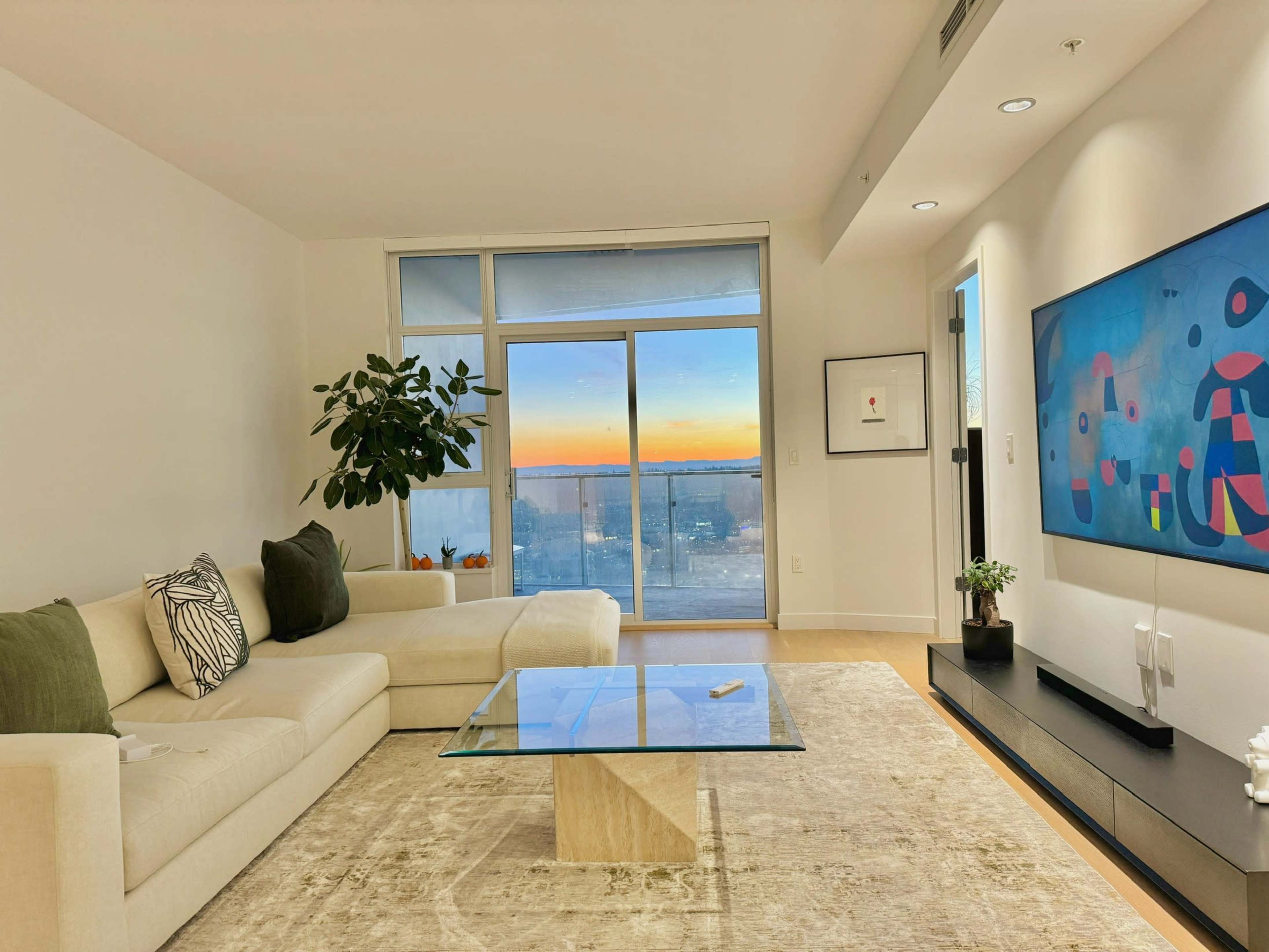 Stunning 1-Bedroom on 40th Floor with Breathtaking Mountain & City Views in the Heart of Yaletown Image in Central Vancouver, Vancouver, BC