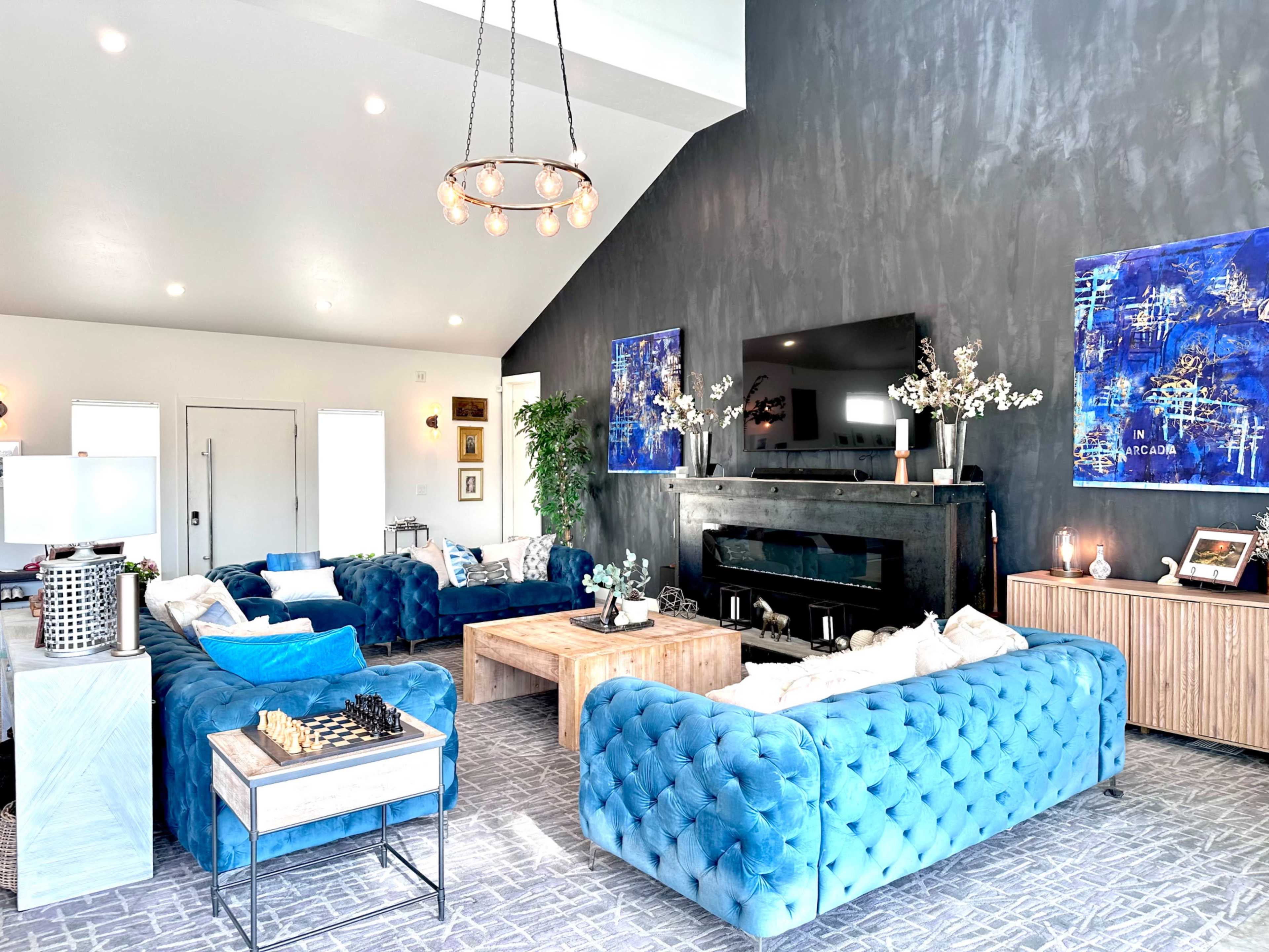 Modern house in the countryside with large open plan great room that has 18 foot 6 ceiling. Image in , Eagle Mountain, UT