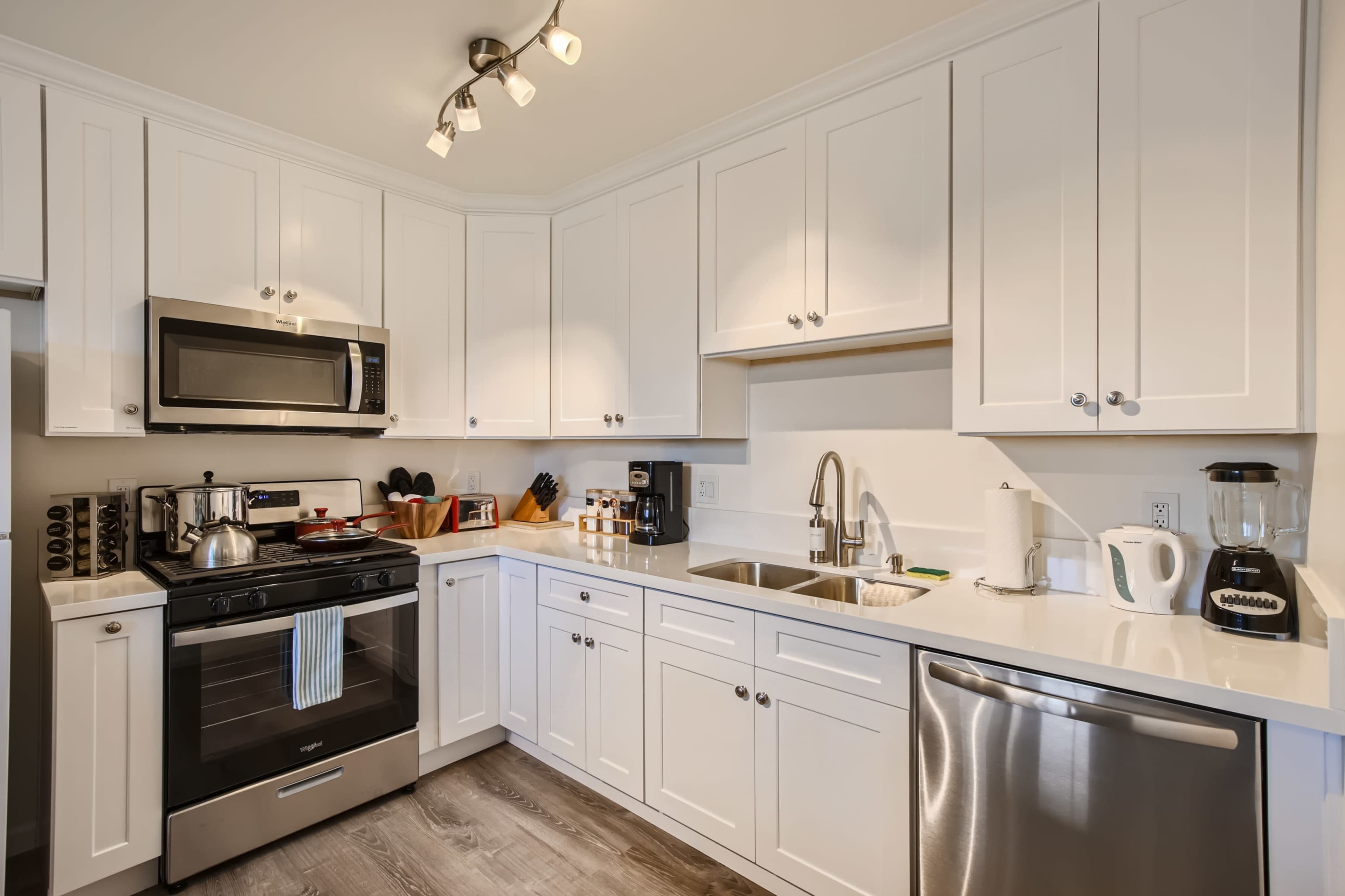 Oceanside 6BR with Backyard - 15 Min To Beach Image in North Valley, Oceanside, CA