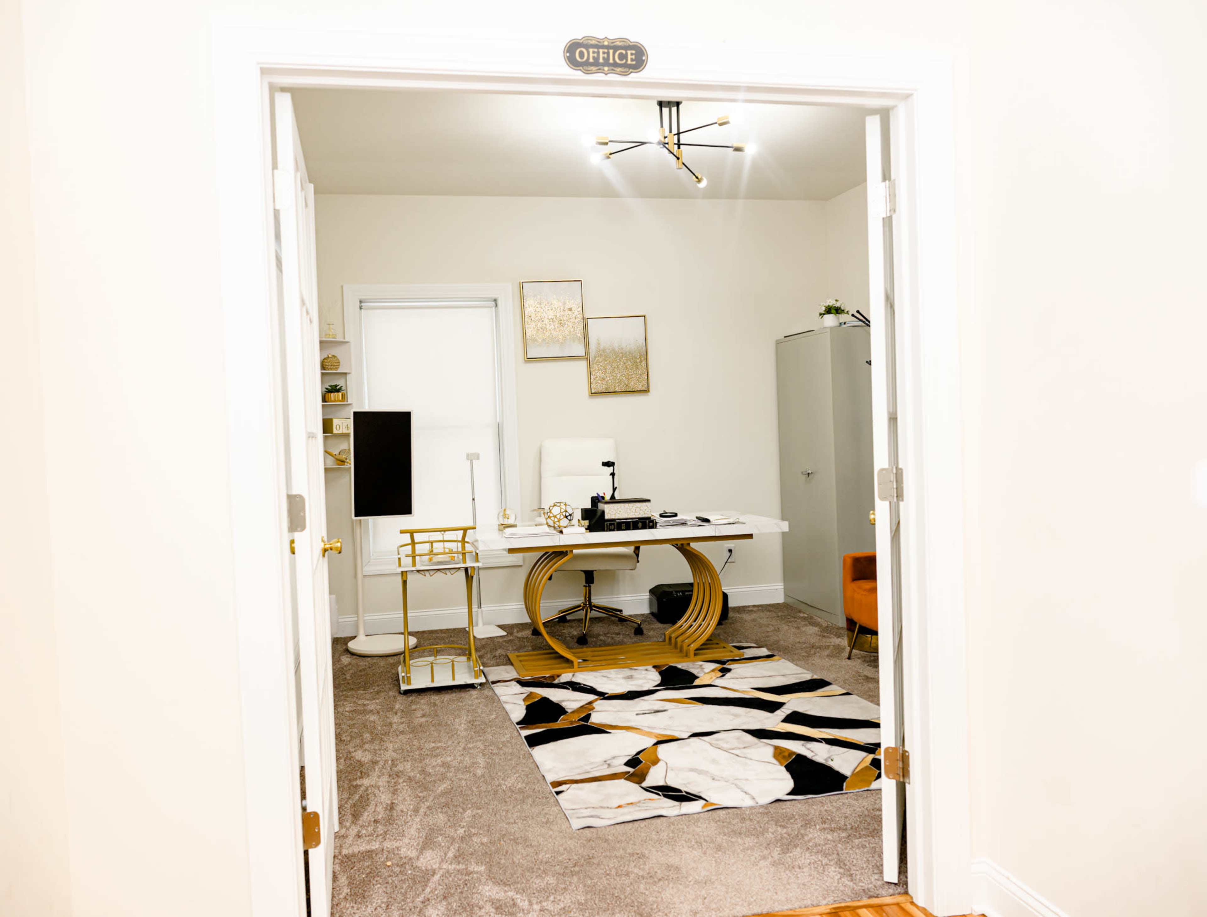 Contemporary and Modern Minimalist style Home Image in Colonie, Loudonville, NY