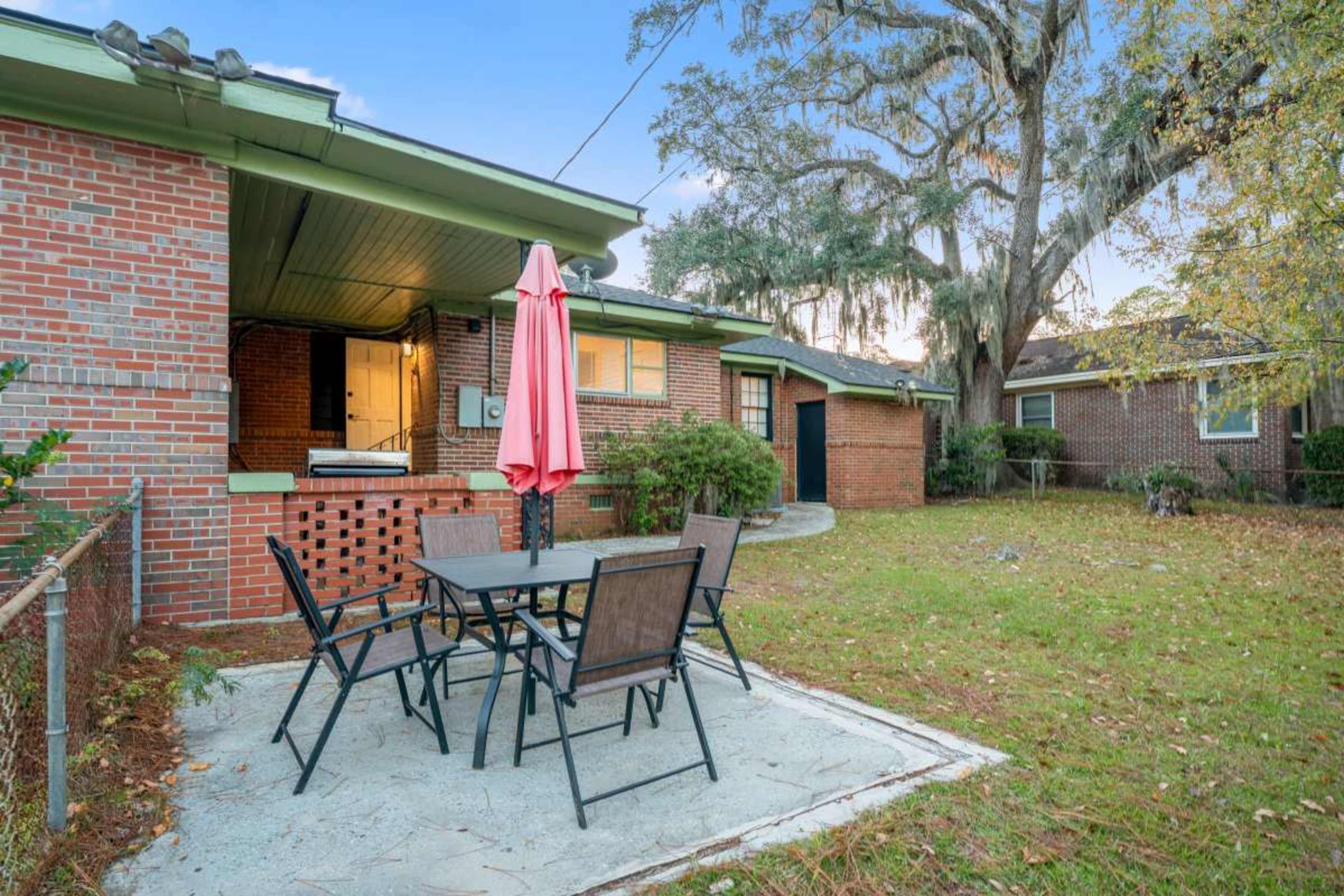 Midtown Luxury Bungalow - Fully Fenced - Adorable 1950's Brick Image in Live Oak, Savannah, GA