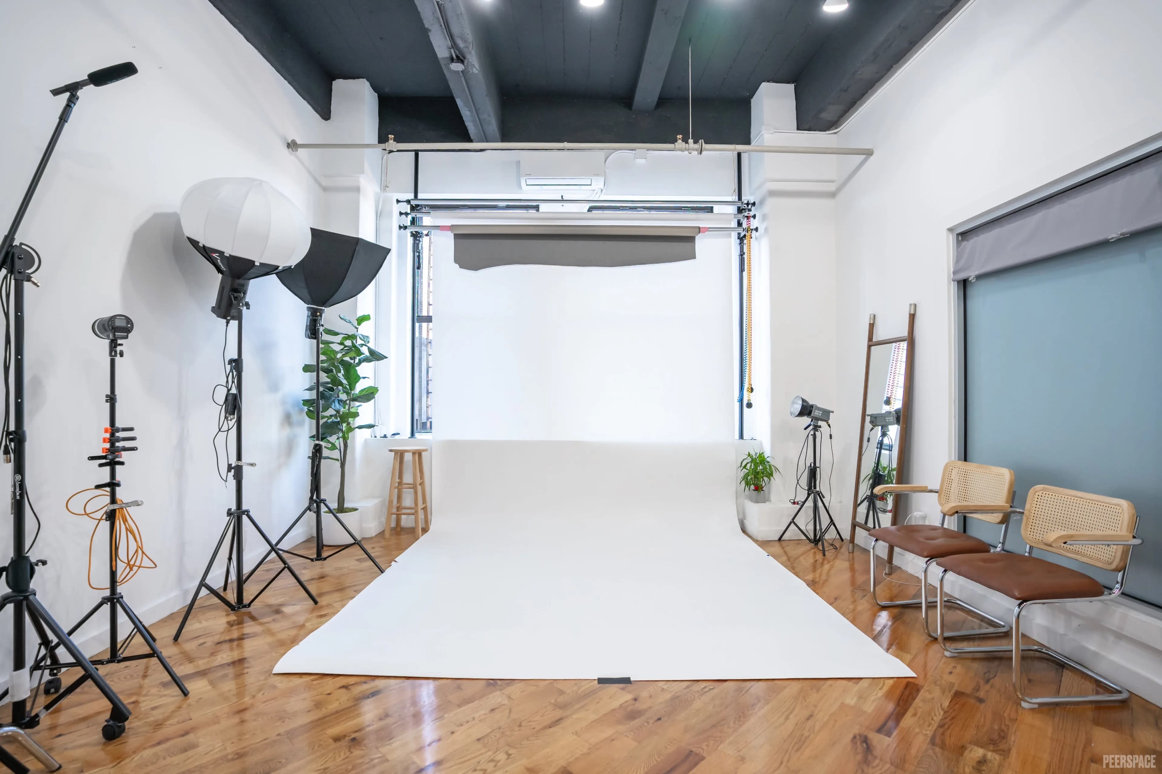 Sunny Downtown Brooklyn Photo Studio with Skyline Bridge Rooftop Views Image in Dumbo, brooklyn, NY