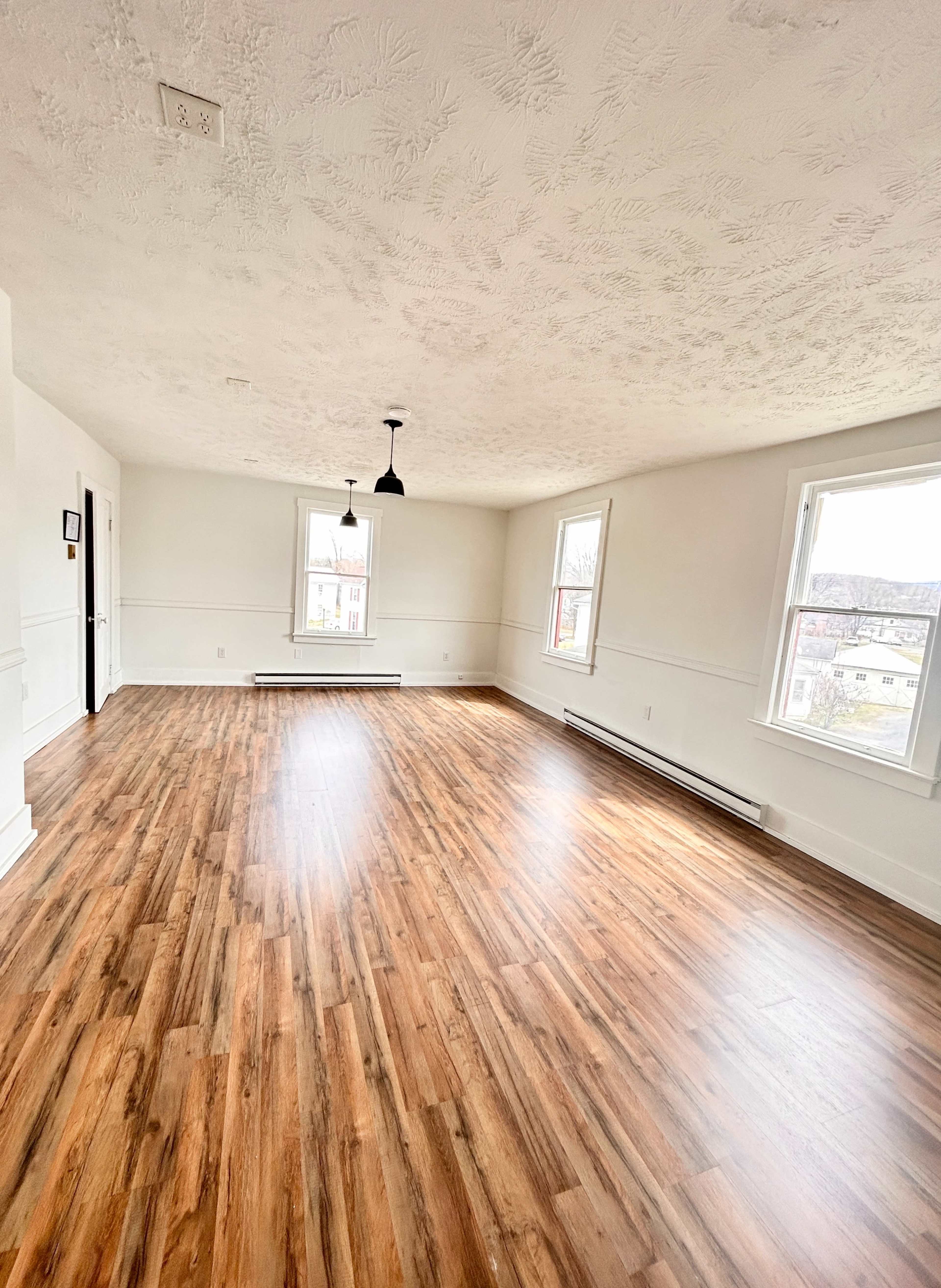 Natural Light Studio in Front Royal - 2 Rooms Image in Front Royal, Front Royal, VA