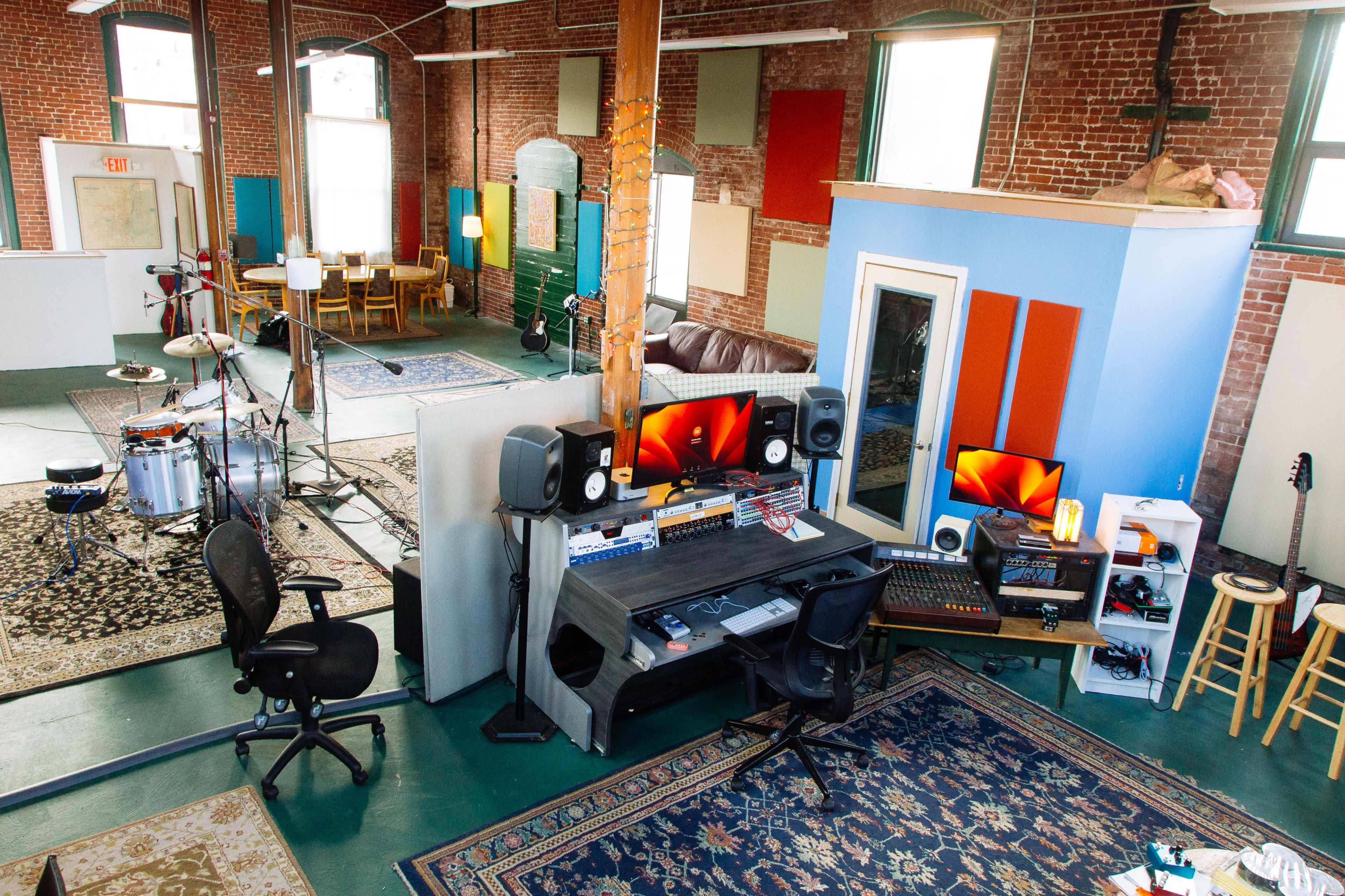 Exposed Brick Mill Building with Natural Light and High Ceilings Image in Lincoln, Lincoln, RI