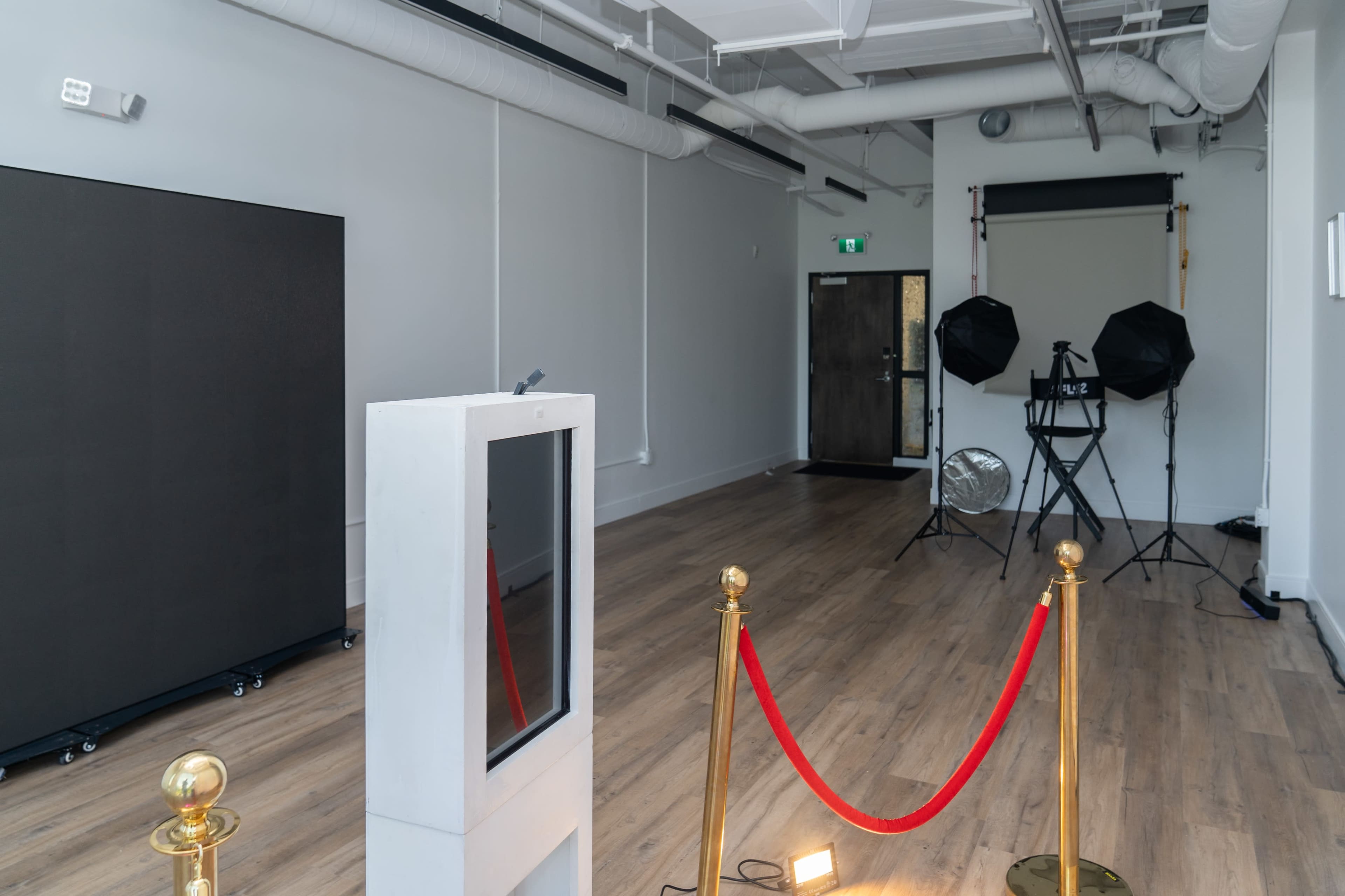Suburban Photo Loft with Tons of Natural Light Image in Oakville, Oakville, ON