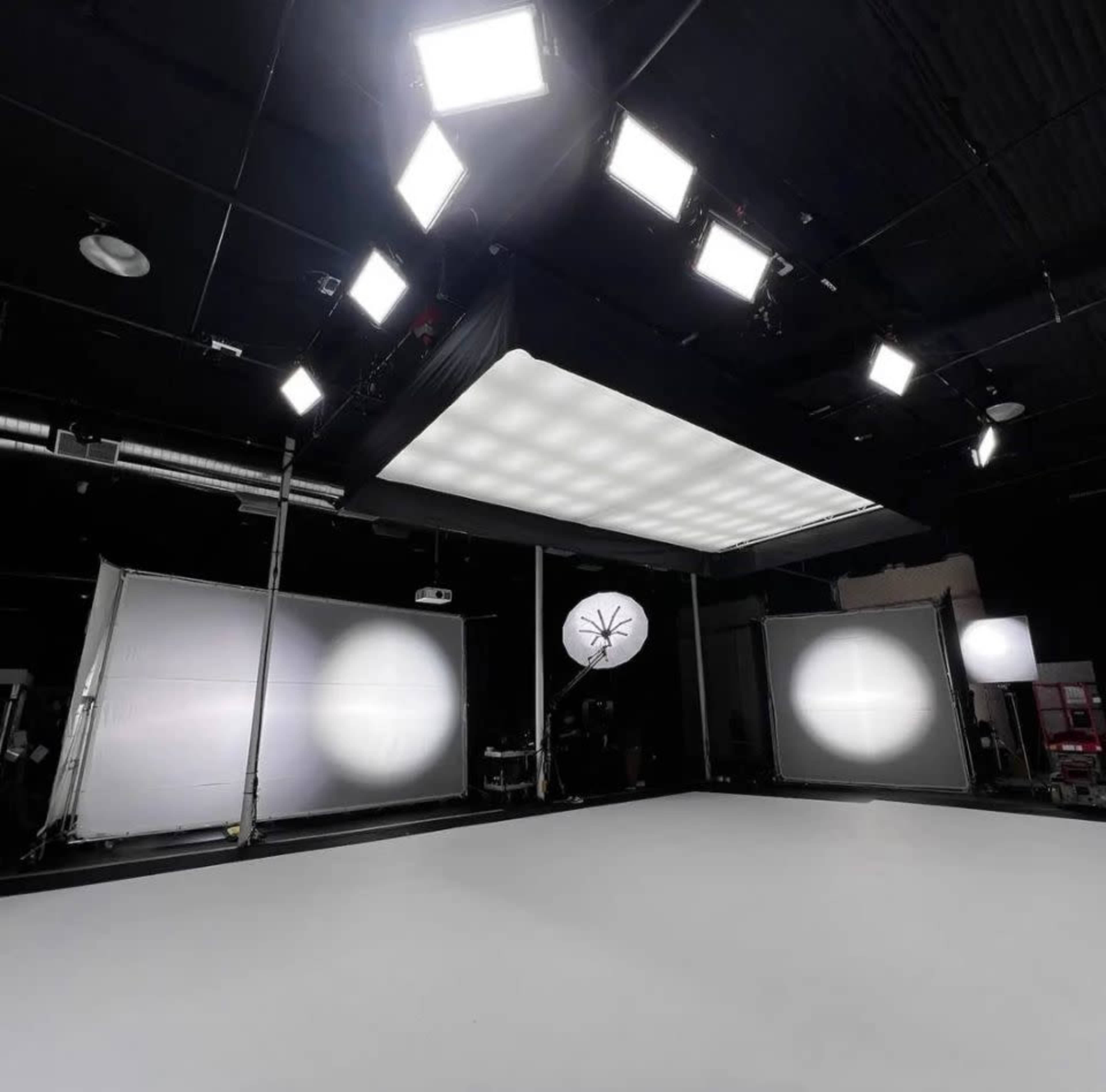 A Very Good Space: 12,500 sq. ft. Motion Picture and Live Stream Soundstage Image in North Hills West, Van Nuys, CA