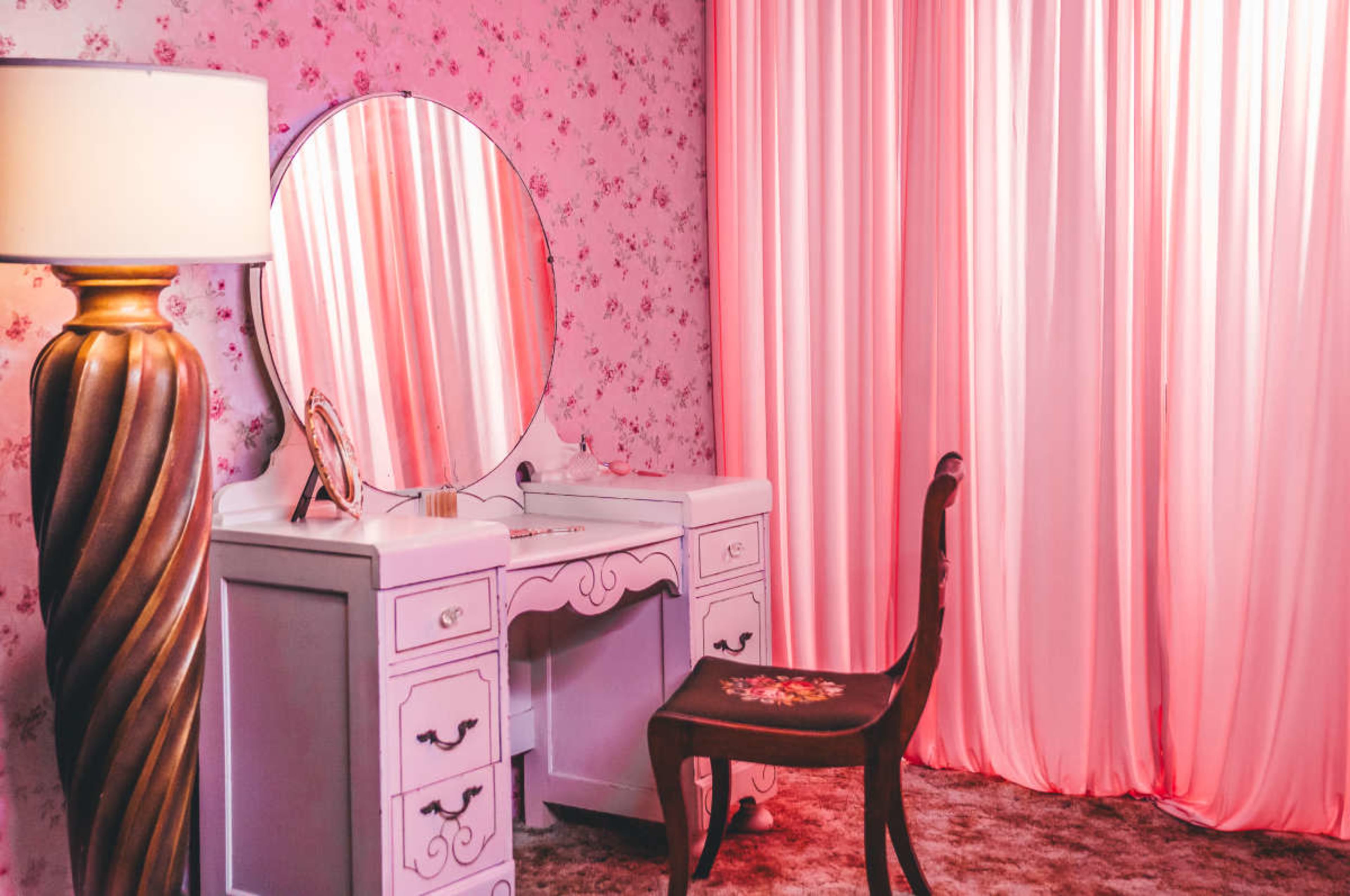 Multi-set  Retro Content studio with 10+ Sets: Dive Bar, Phone Booth, Barn, Stage, Living Room, Hotel, Bedroom, Dining Room, Lounge Holiday Props Image in East Nashville, Nashville, TN