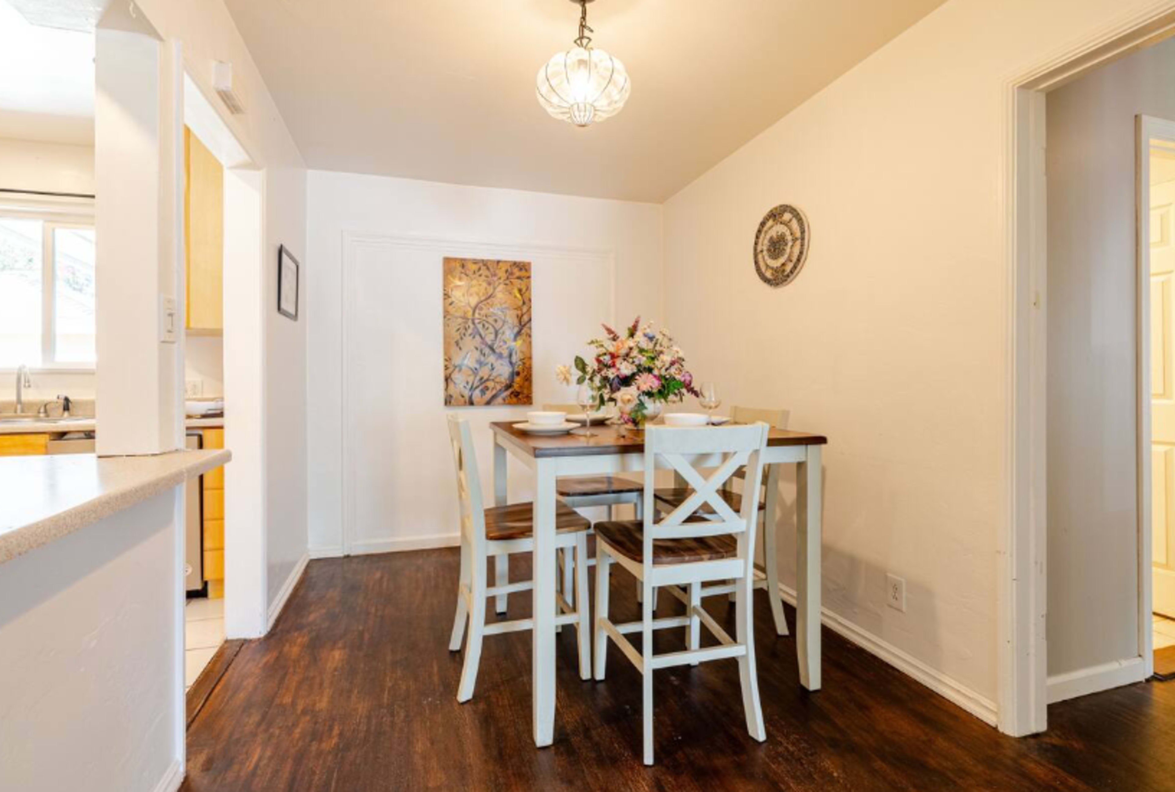 Close to UCR campus! Free parking! King beds! Mountain View! Image in University, Riverside, CA