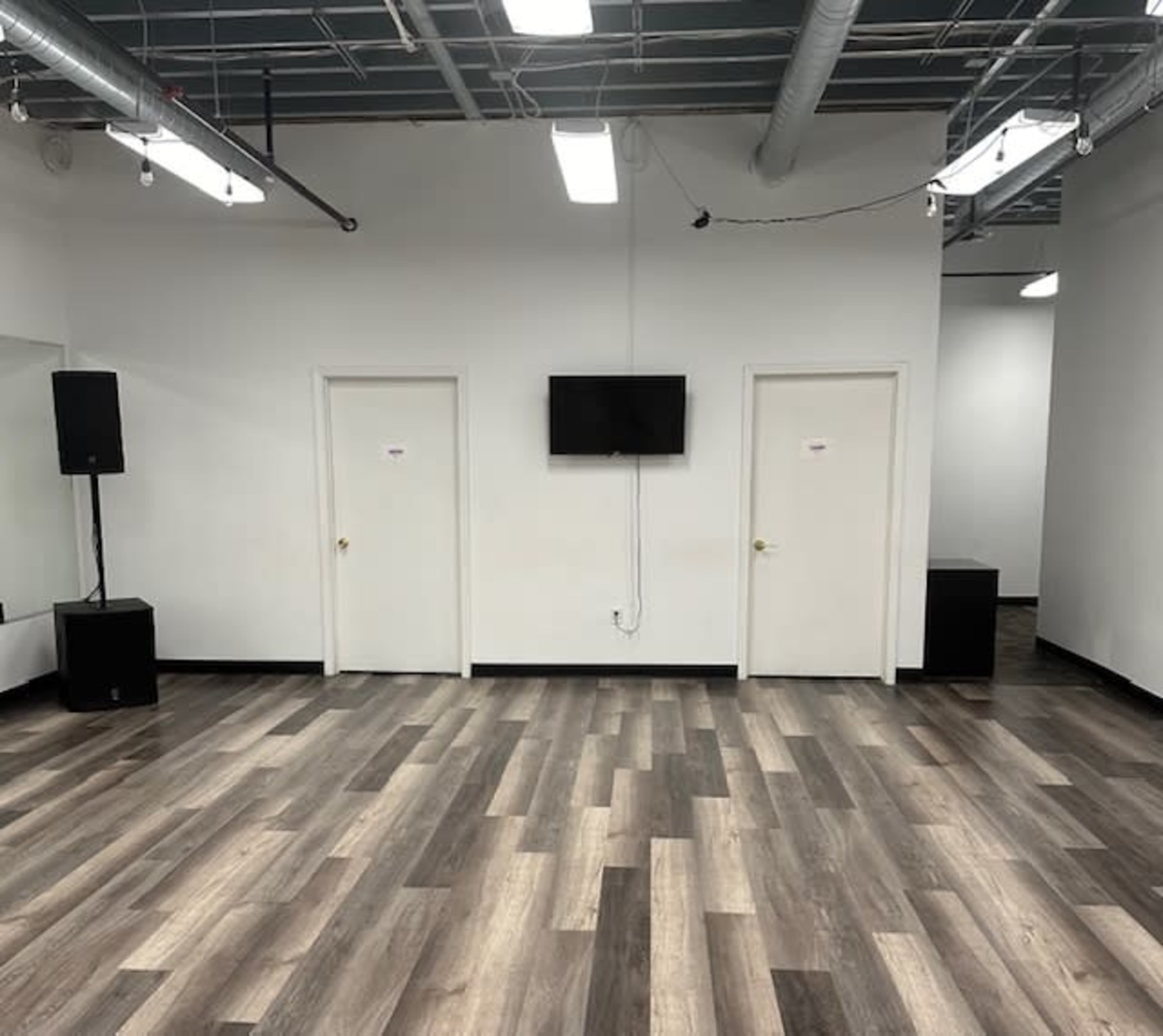 2100 sq ft former dance studio, great for  wardrobe fittings, pre-pro meetings, dance practice Image in Seward, minnepolis, MN