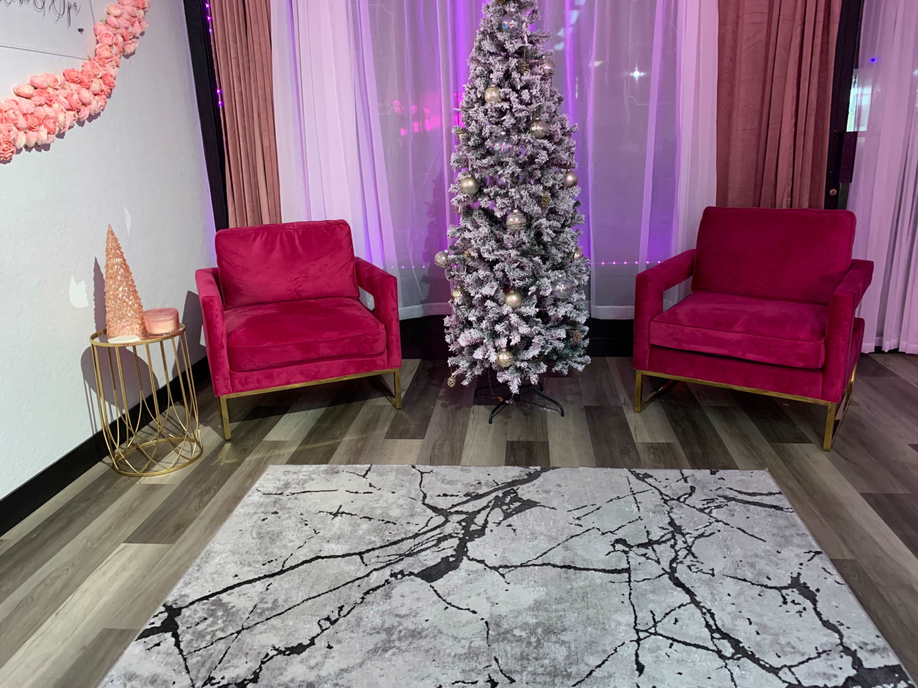 Located in El Sobrante, it is a Salon store front with great amount of space and is beautifully decorated. Image in El Sobrante, El Sobrante, CA