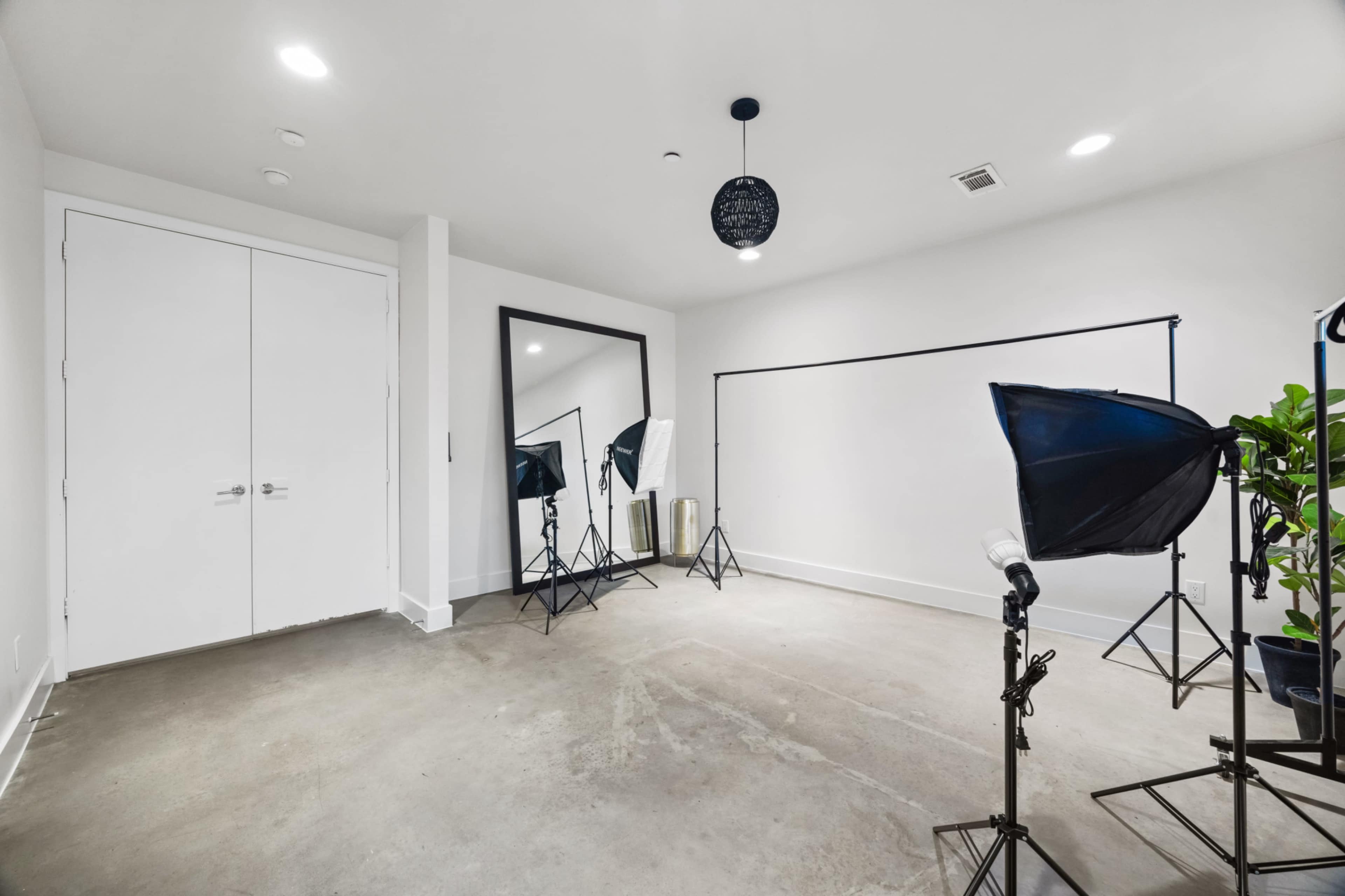Private Photo Studio w/ Skyline Views Image in Montrose, Houston, TX