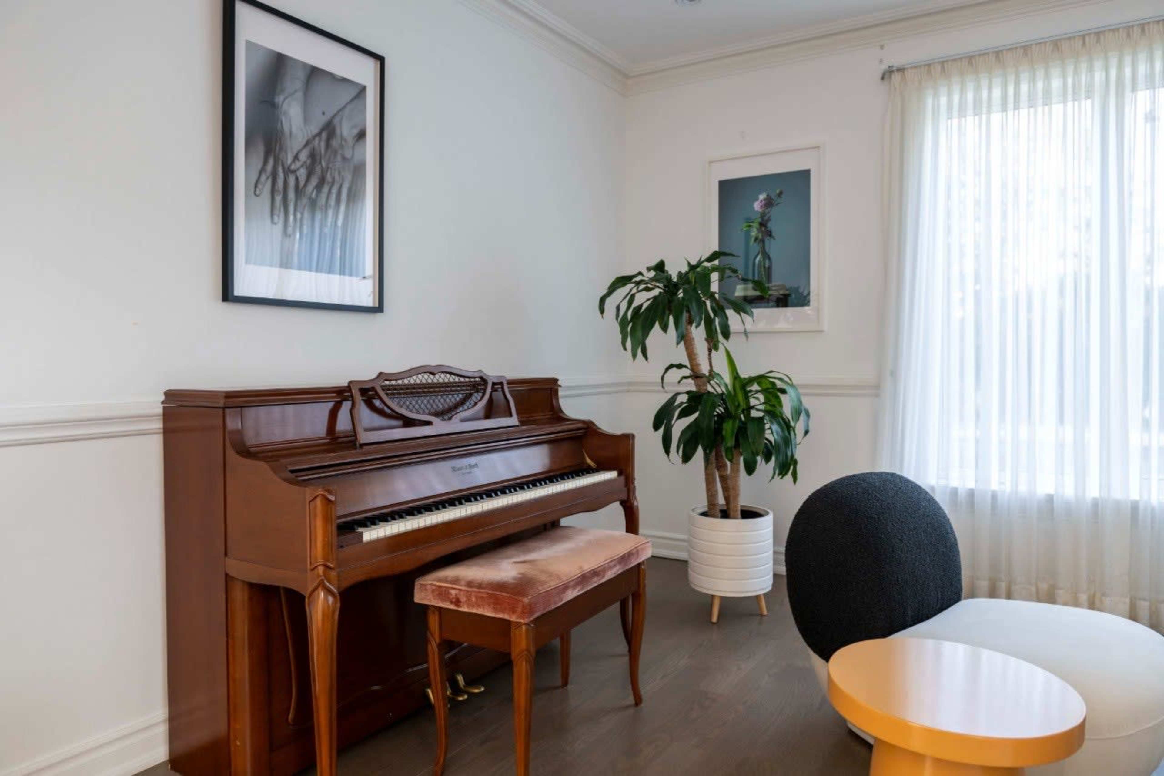 Luxury Home Studio for Intimate Events & Shoots Image in Thornhill, Markham, ON