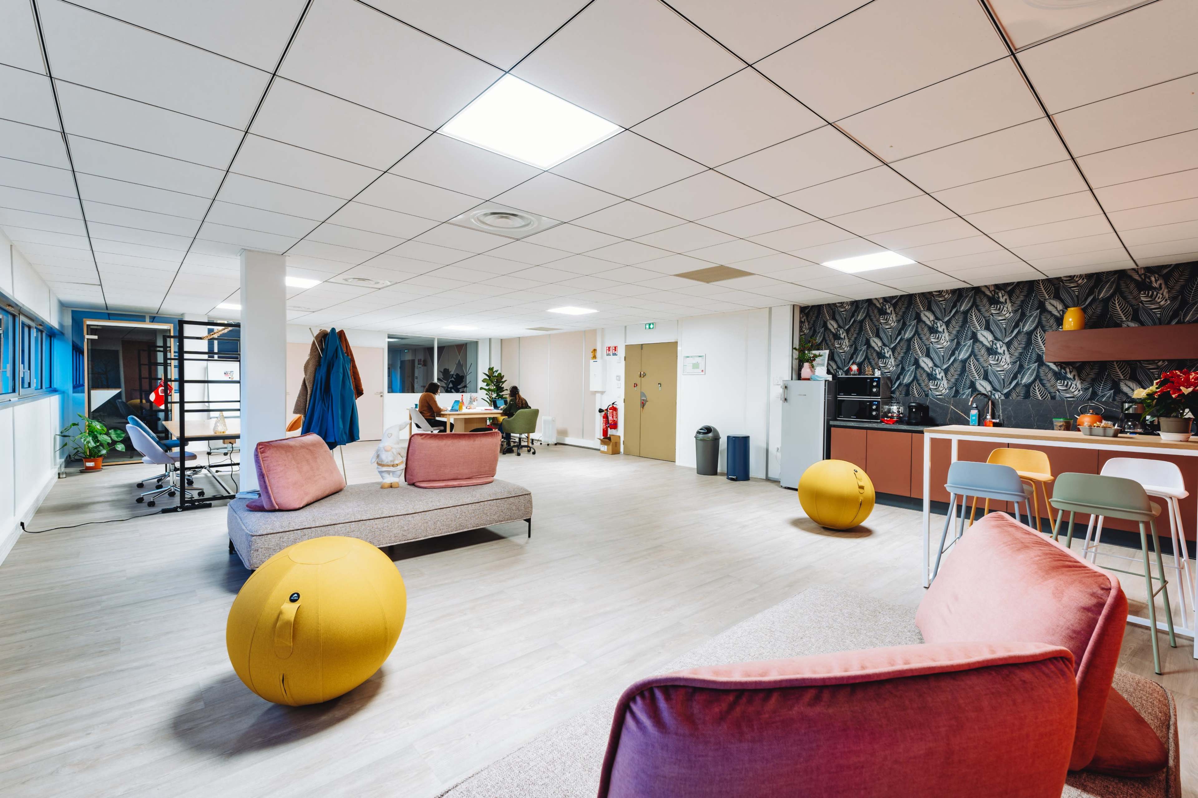 Salle de Réunion en périphérie Nîmoise avec lumière naturelle et écran tactile de 96" Image in Costières, NIMES