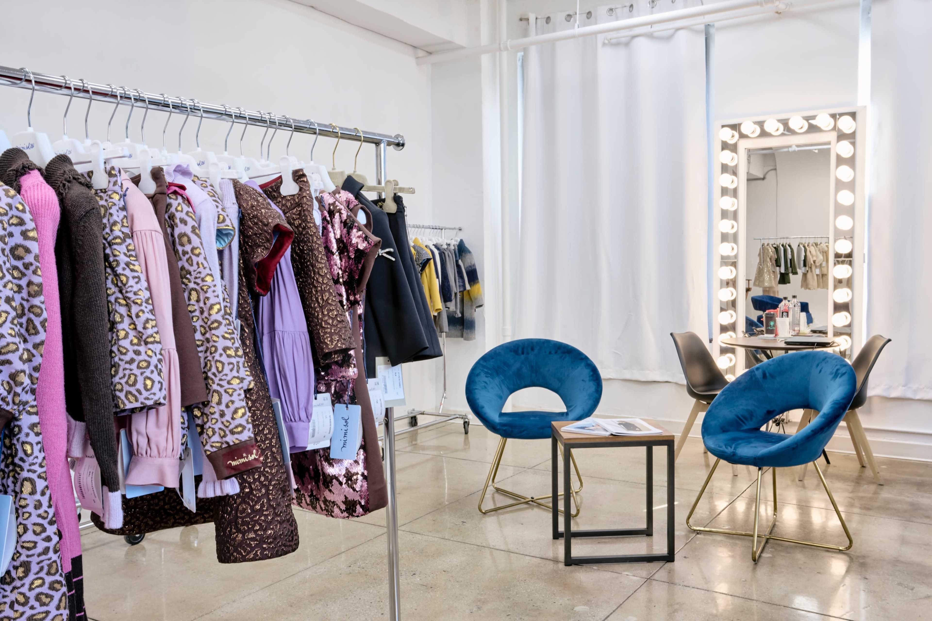 14C Cyc wall + Balcony + Free EQ Image in Midtown Manhattan, NEW YORK, NY