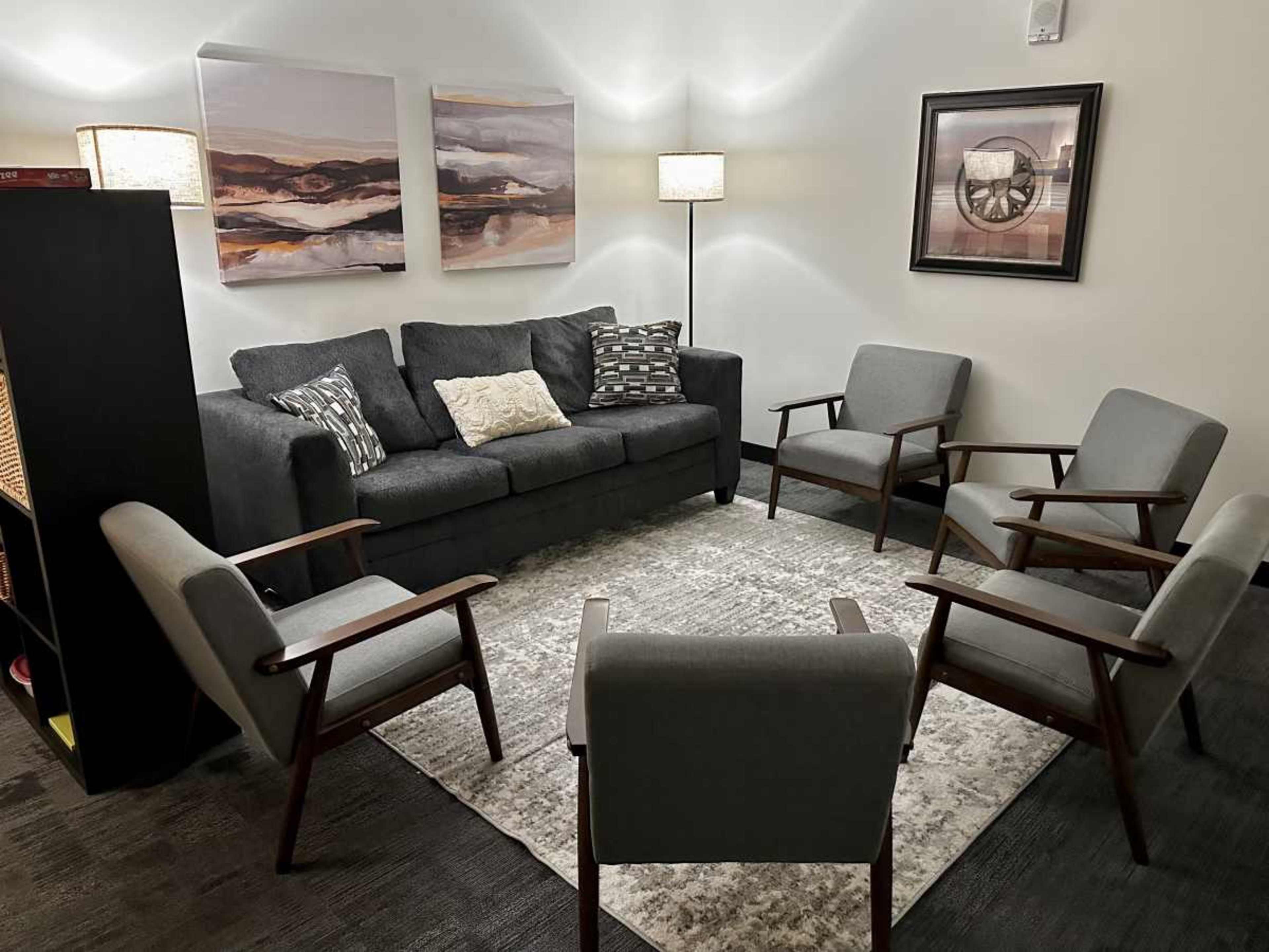 Quaint therapist office spaces (2 offices and a meeting room) Image in Evanston, Evanston, IL