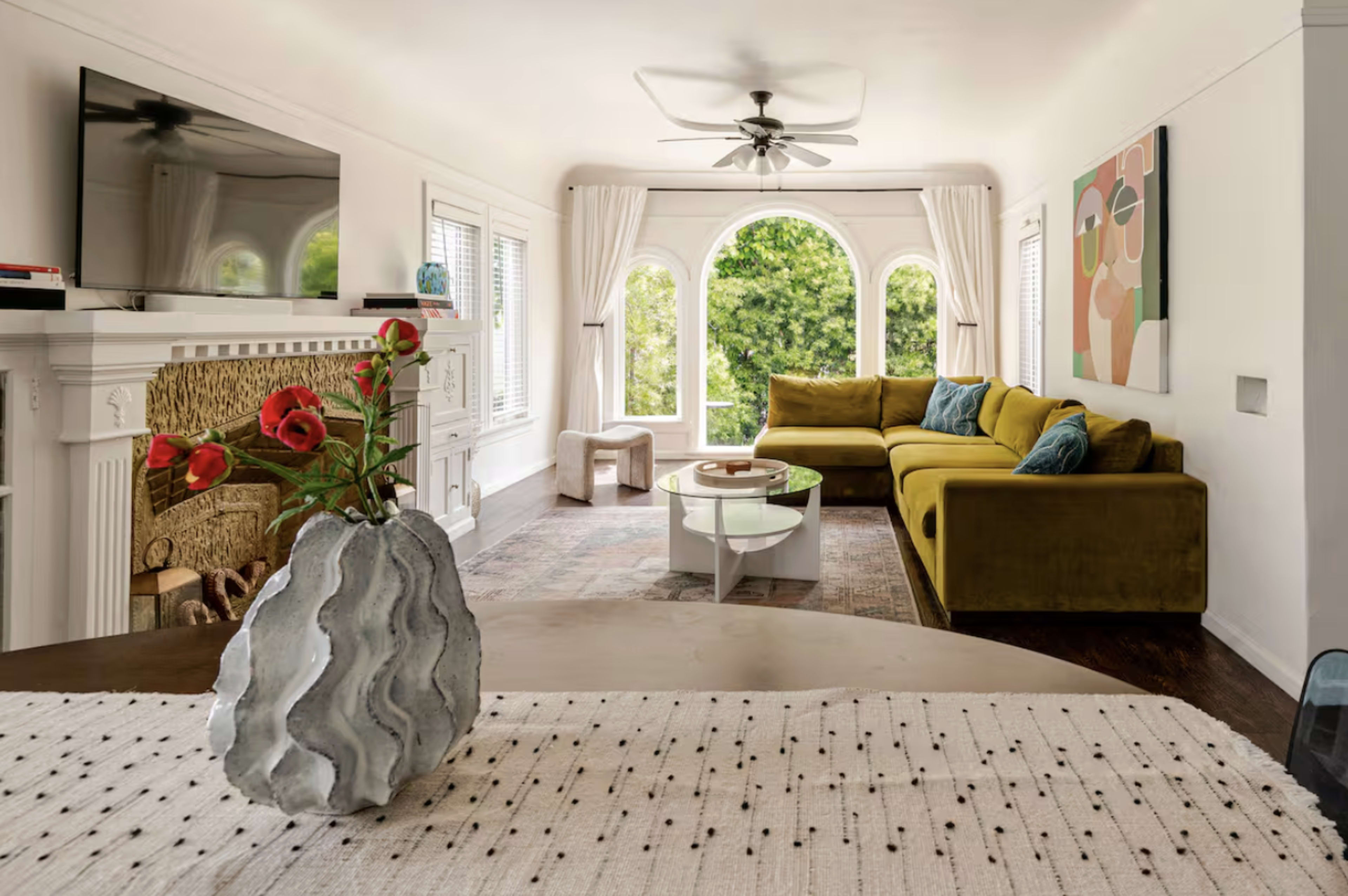 Artful w. Natural Light + Creative Vibes | Artfully Designed Spanish ...
