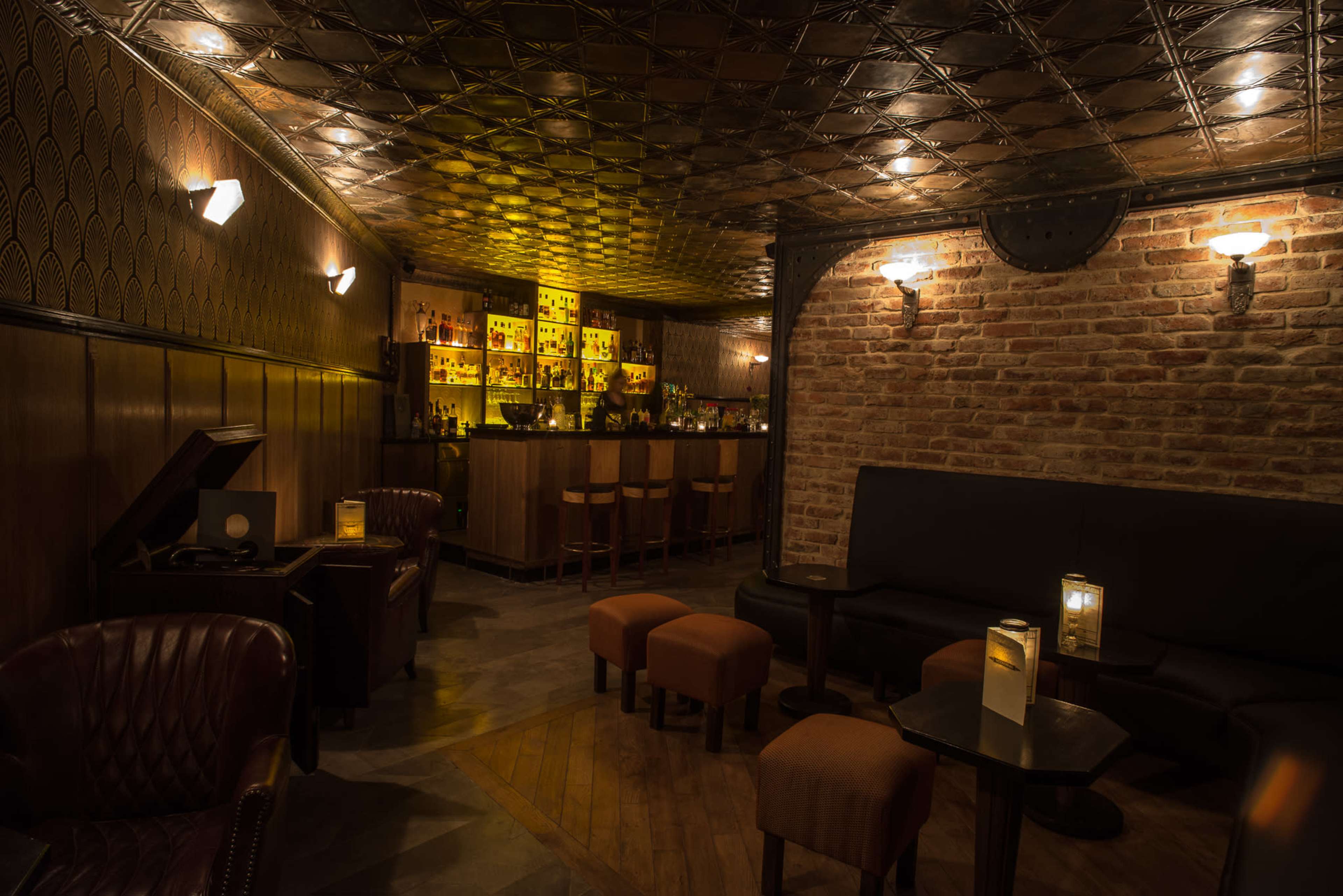 Bar clandestin au cœur de Paris, ambiance speakeasy intimiste Image in Roquette, Paris