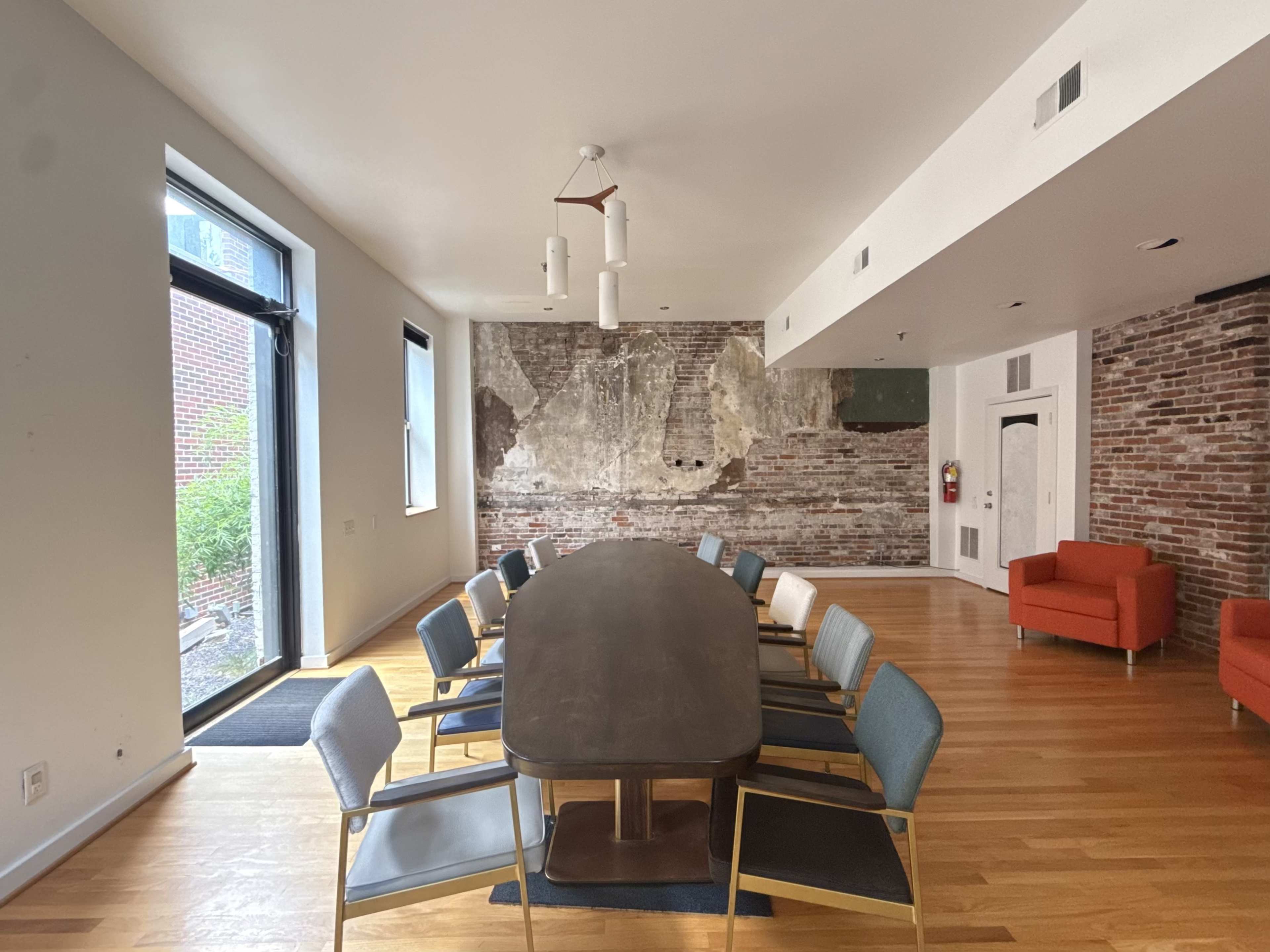 Bright, Adaptable Studio for Photography, Coworking, Creatives, and Content Makers Image in LaSalle Park, Saint Louis, MO
