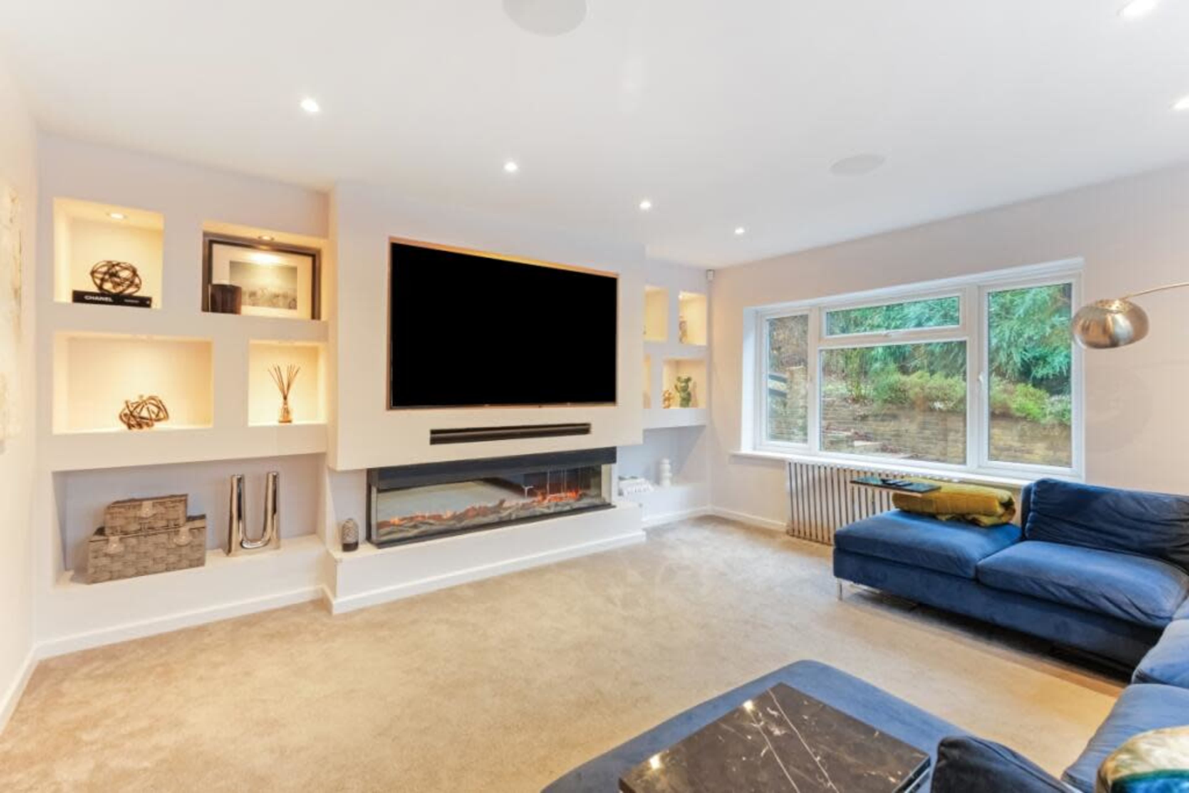 Luxury 5-Bedroom Pool Retreat — Perfect for Shoots & Private Events Image in Caterham Valley, Caterham, ENG