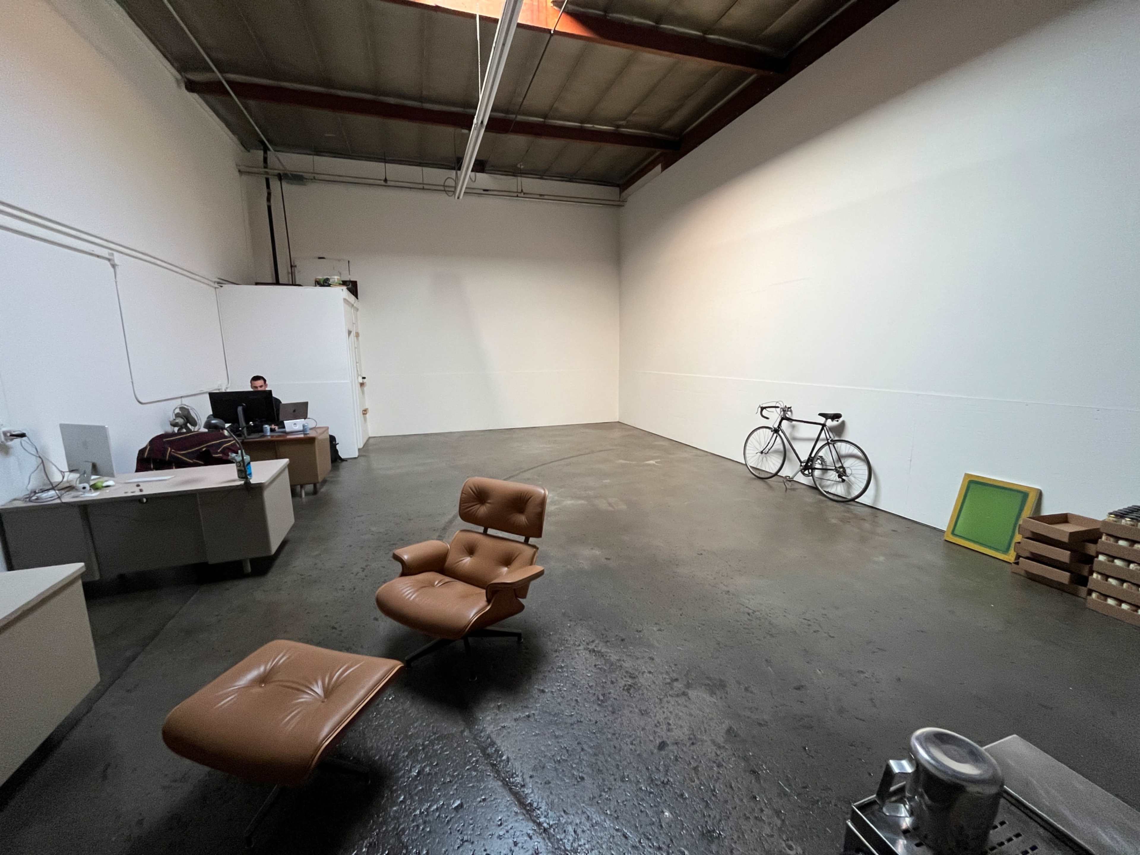Versatile 1,000 sq. ft. Production Space with Roll-Up Gate Access Image in Washington, Long Beach, CA