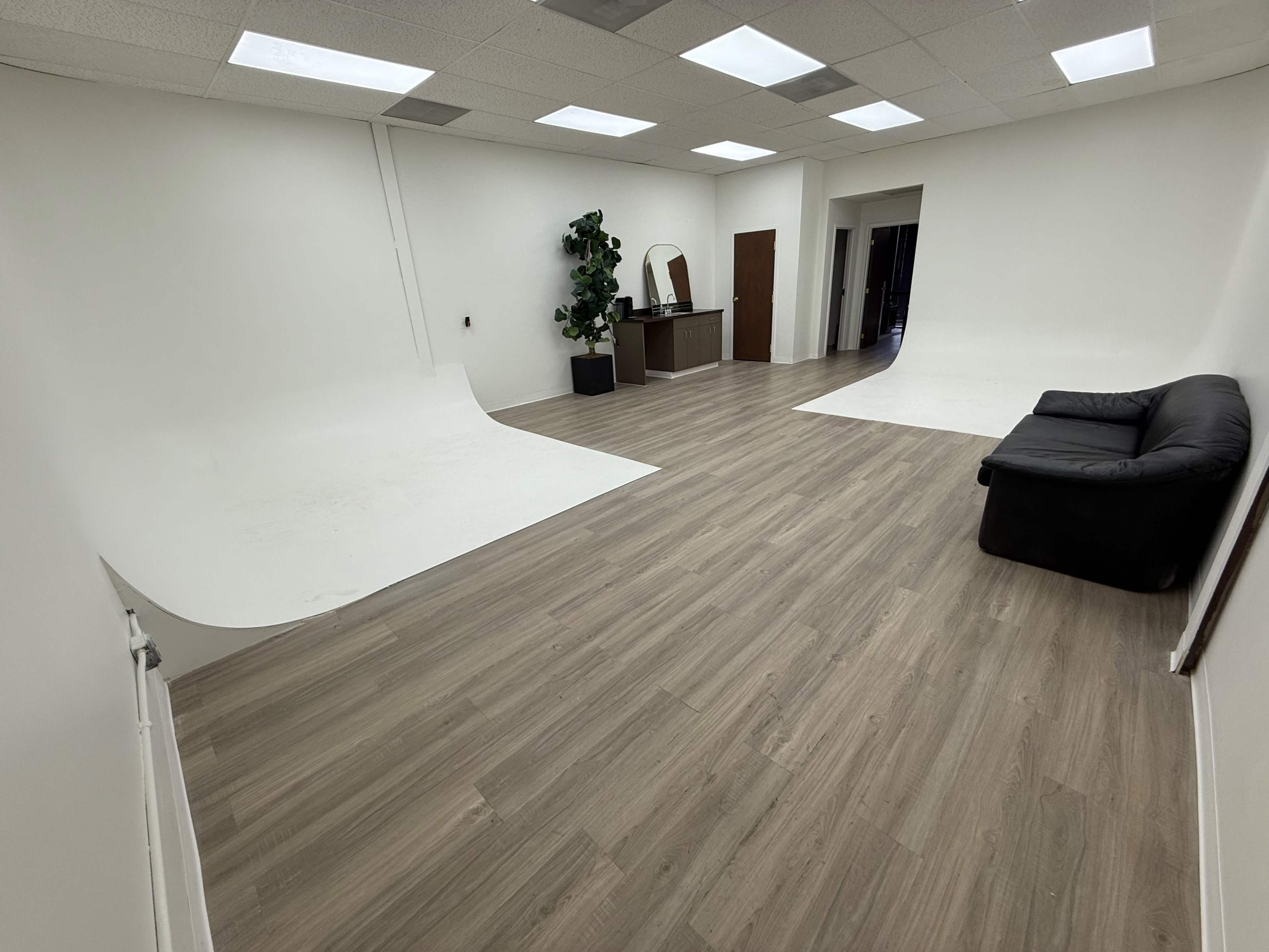 Full Studio -Modern Photography/Videograhy Studio w/ CYC Wall & Props in Denver Image in Twin Lakes, Denver, CO