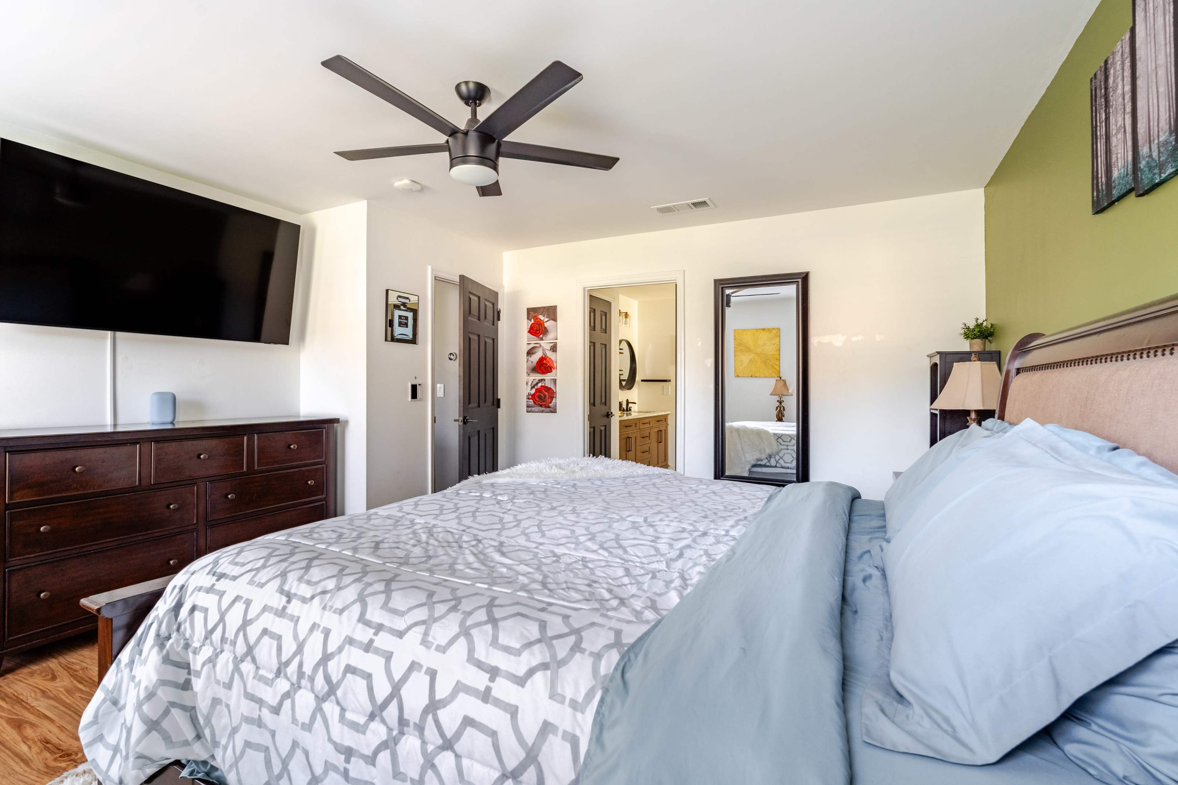 Master Suite near the beach | Perfect for Photography & Filming Image in Sandalwood, Jacksonville, FL