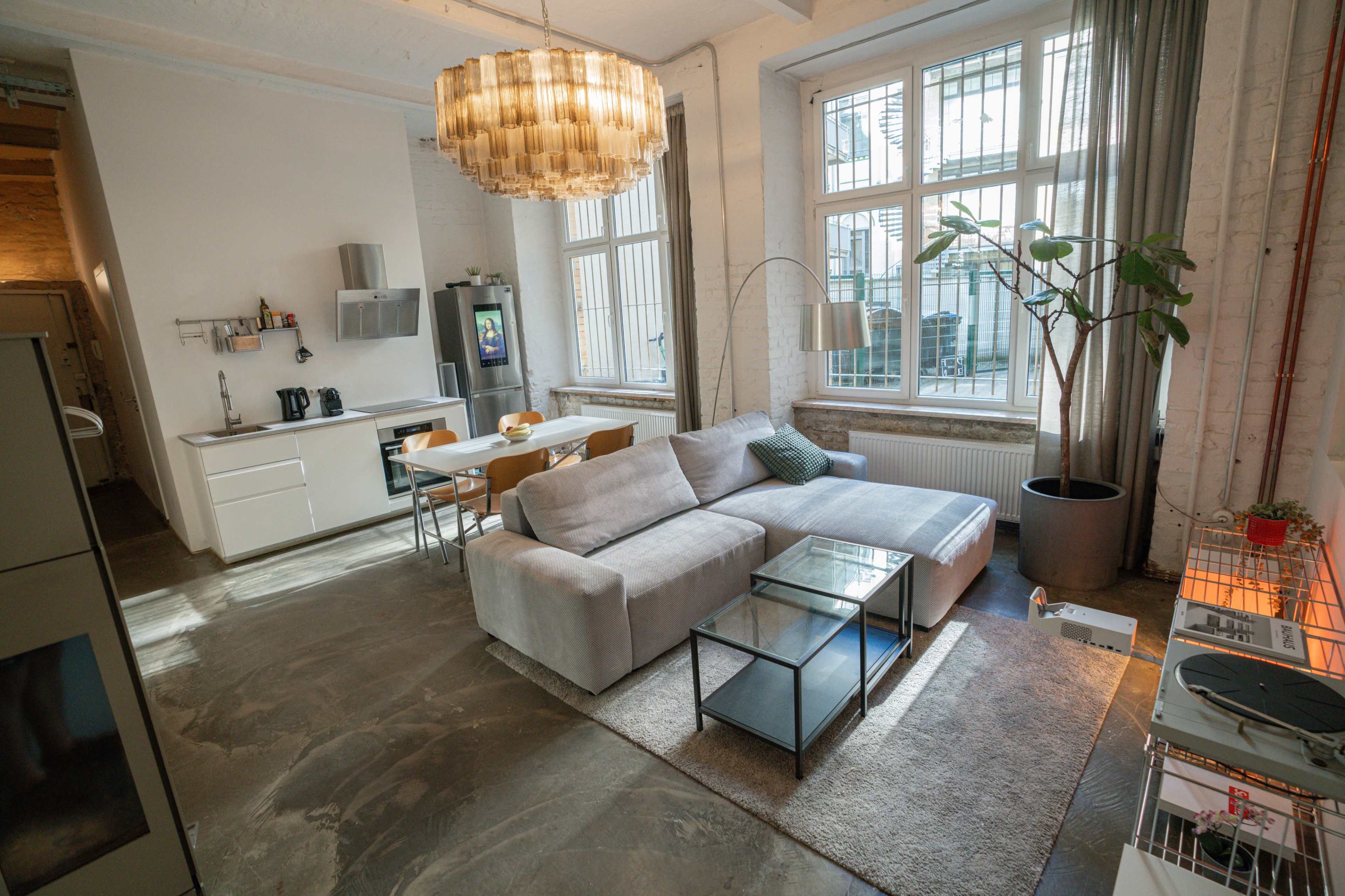 Spacious Industrial Loft with Natural Light, Fireplace, Music Studio & Projector – Perfect for Creative Productions." Image in Prenzlauer Berg, Berlin, 