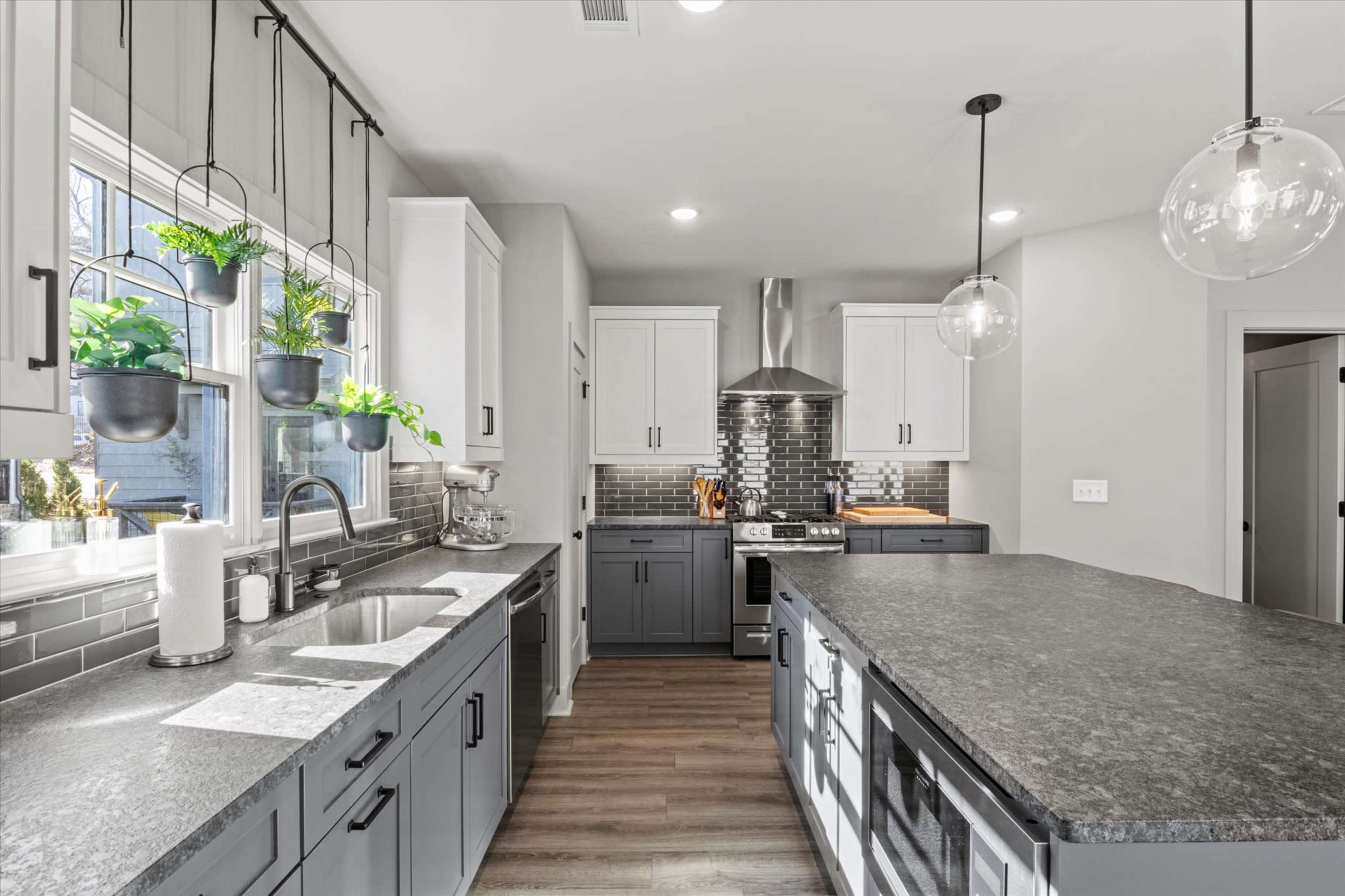 Beautiful Designer Home with ample natural light Image in Hapeville, Hapeville, GA