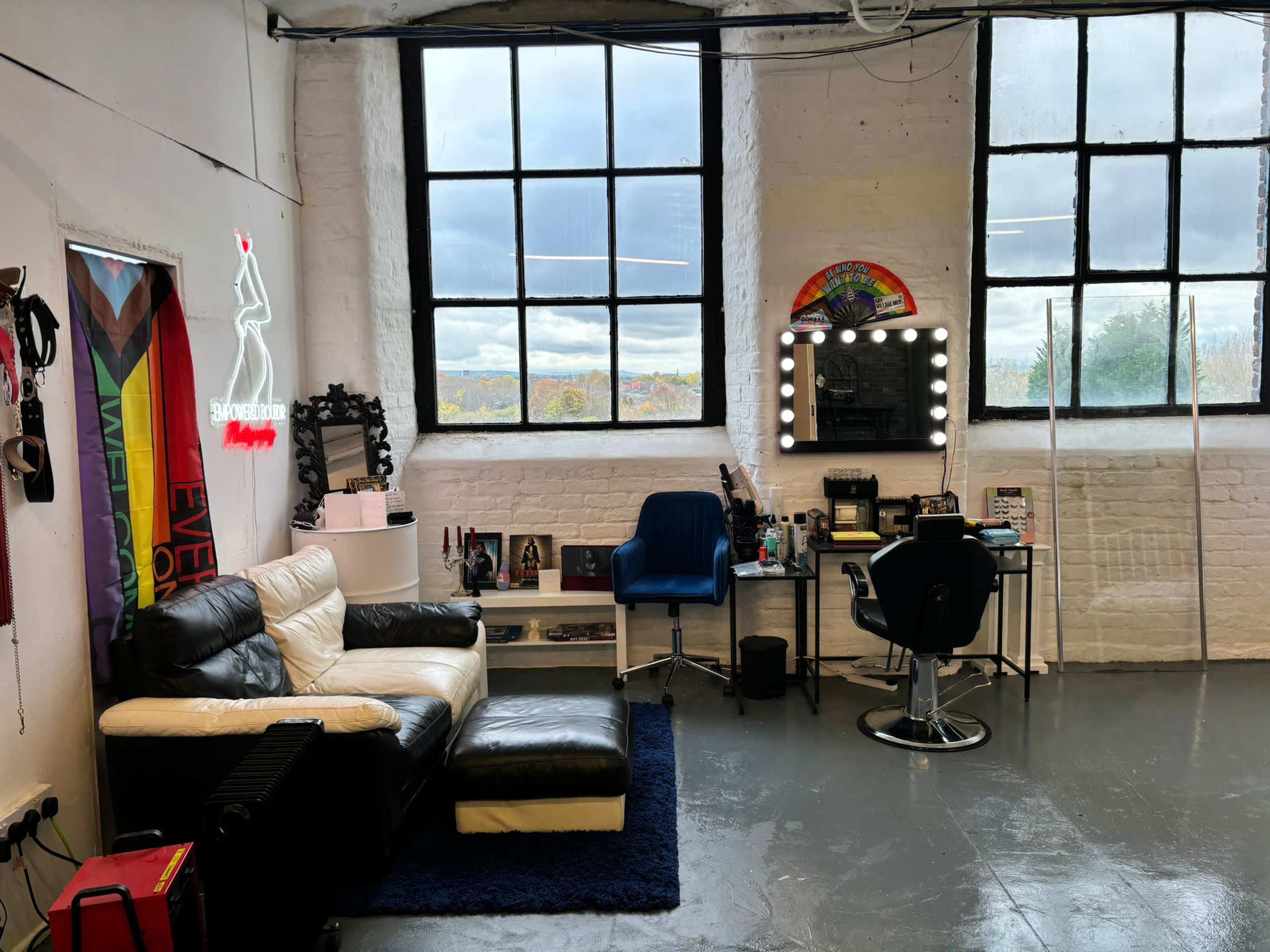 Spacious photography studio providing a wide variety of backdrops Image in Manchester, Manchester, ENG