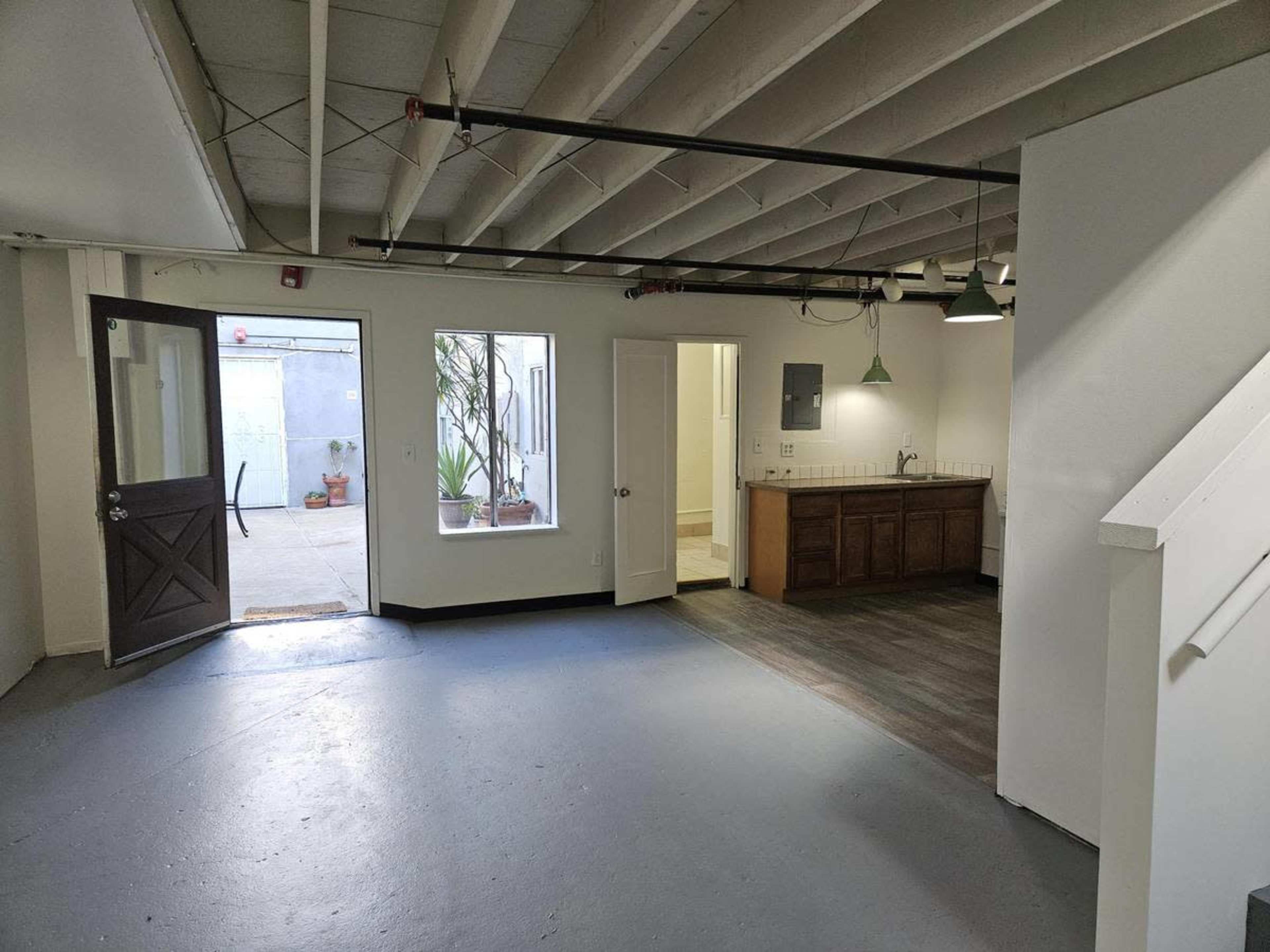 Urban loft with Natural Light Image in Coliseum Industrial, Oakland, CA
