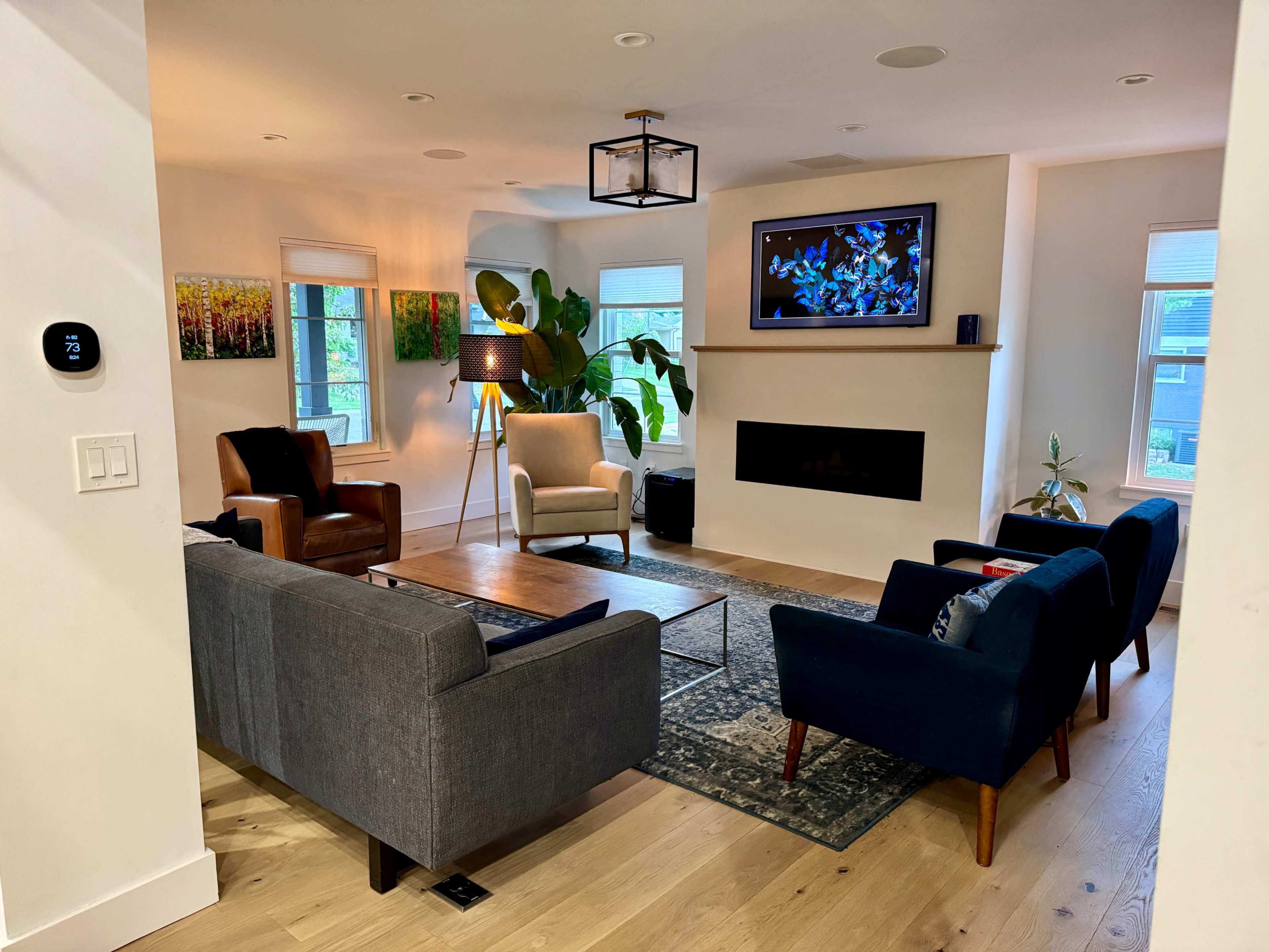 Suburban Modern French Farmhouse-Style House with Chef’s Kitchen and Covered Deck Image in Madeira, Cincinnati, OH