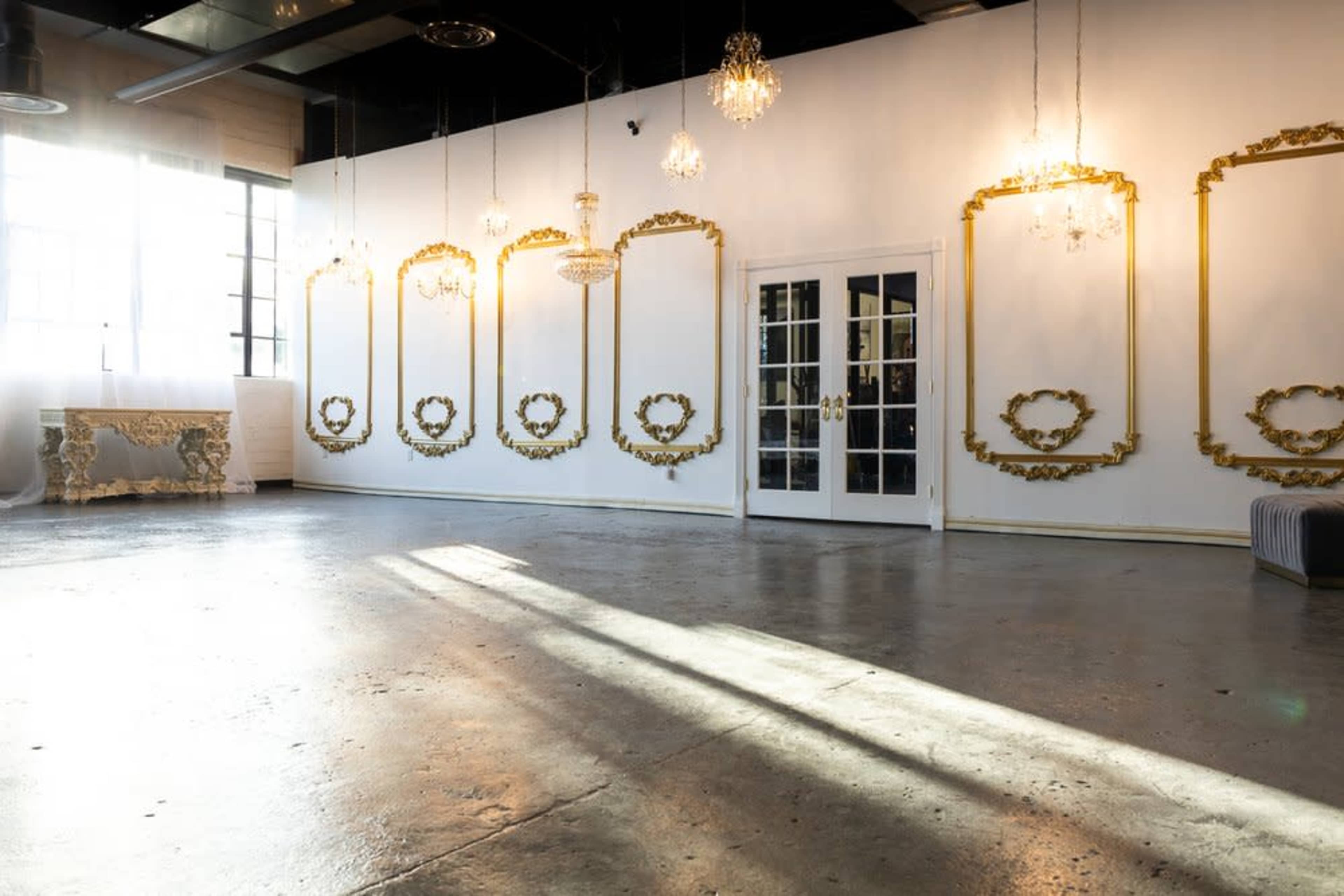 Upscale Downtown Natural Light Creative Space with large windows Image in Old East Dallas, Dallas, TX