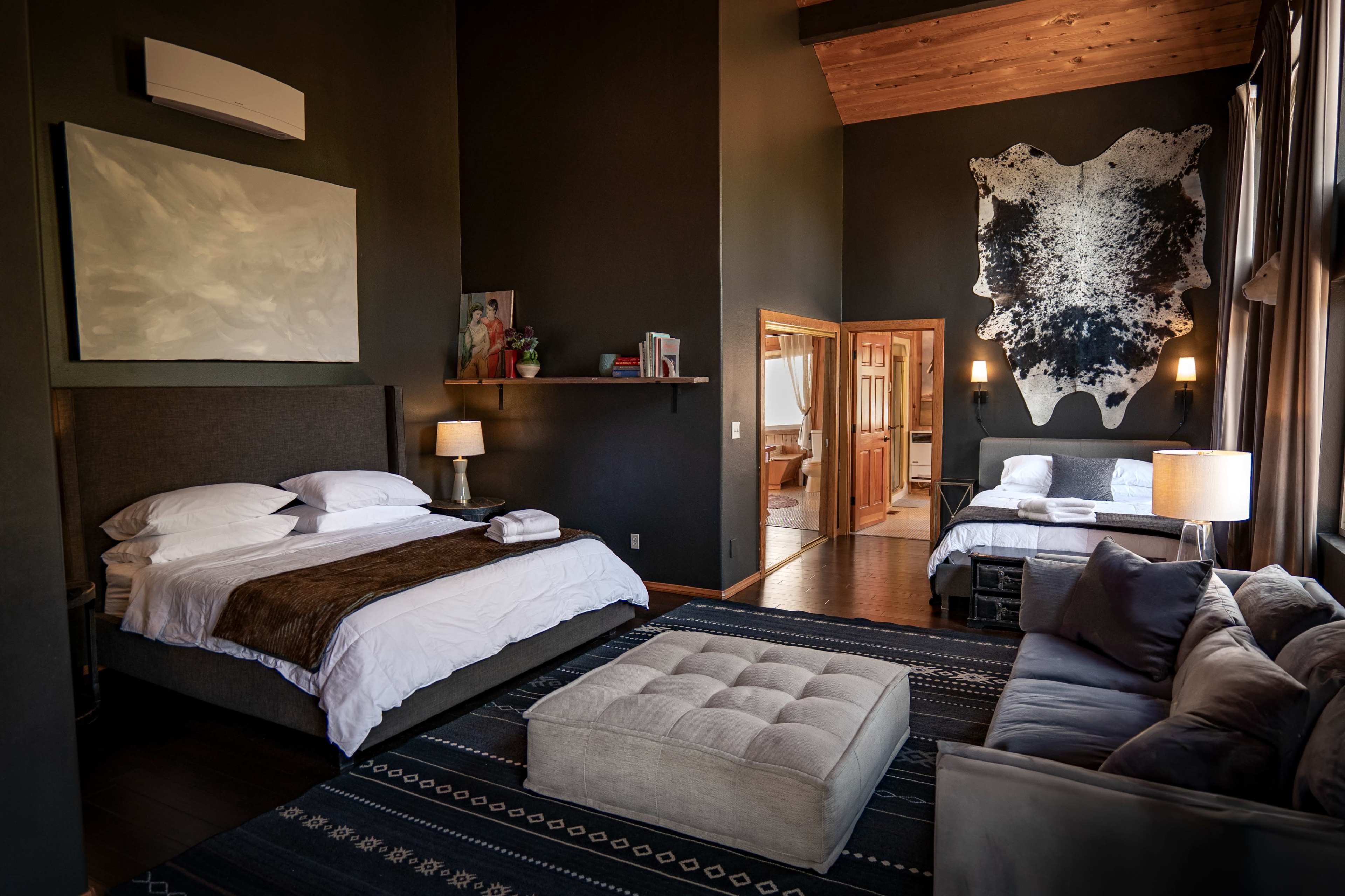 Large Entertaining Cabin in a Secluded Mountain Setting Image in , Twin Peaks, CA