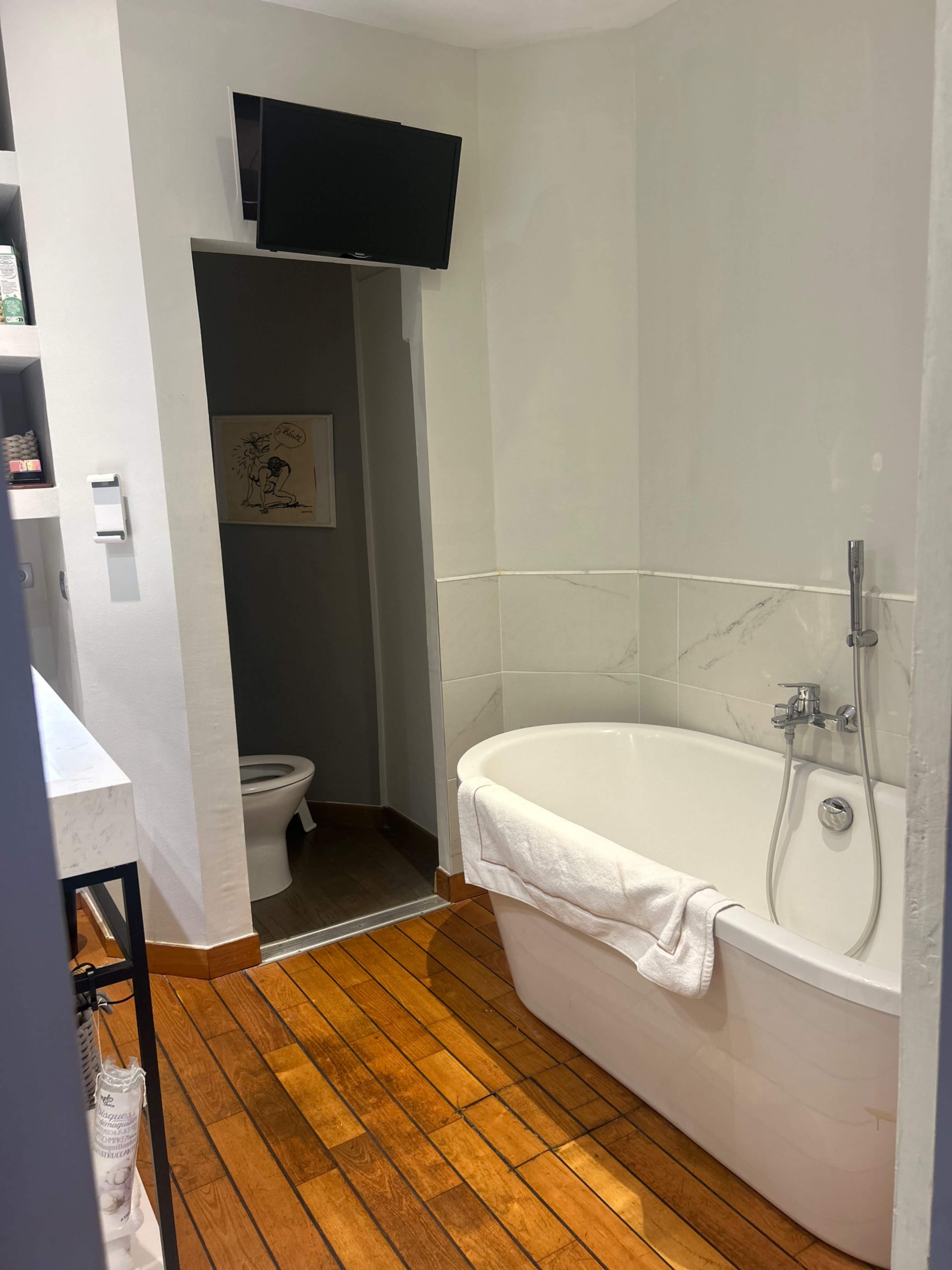 Appartement, rez-de-jardin, donnant sur la place du 4septembre Image in Pharo, Marseille