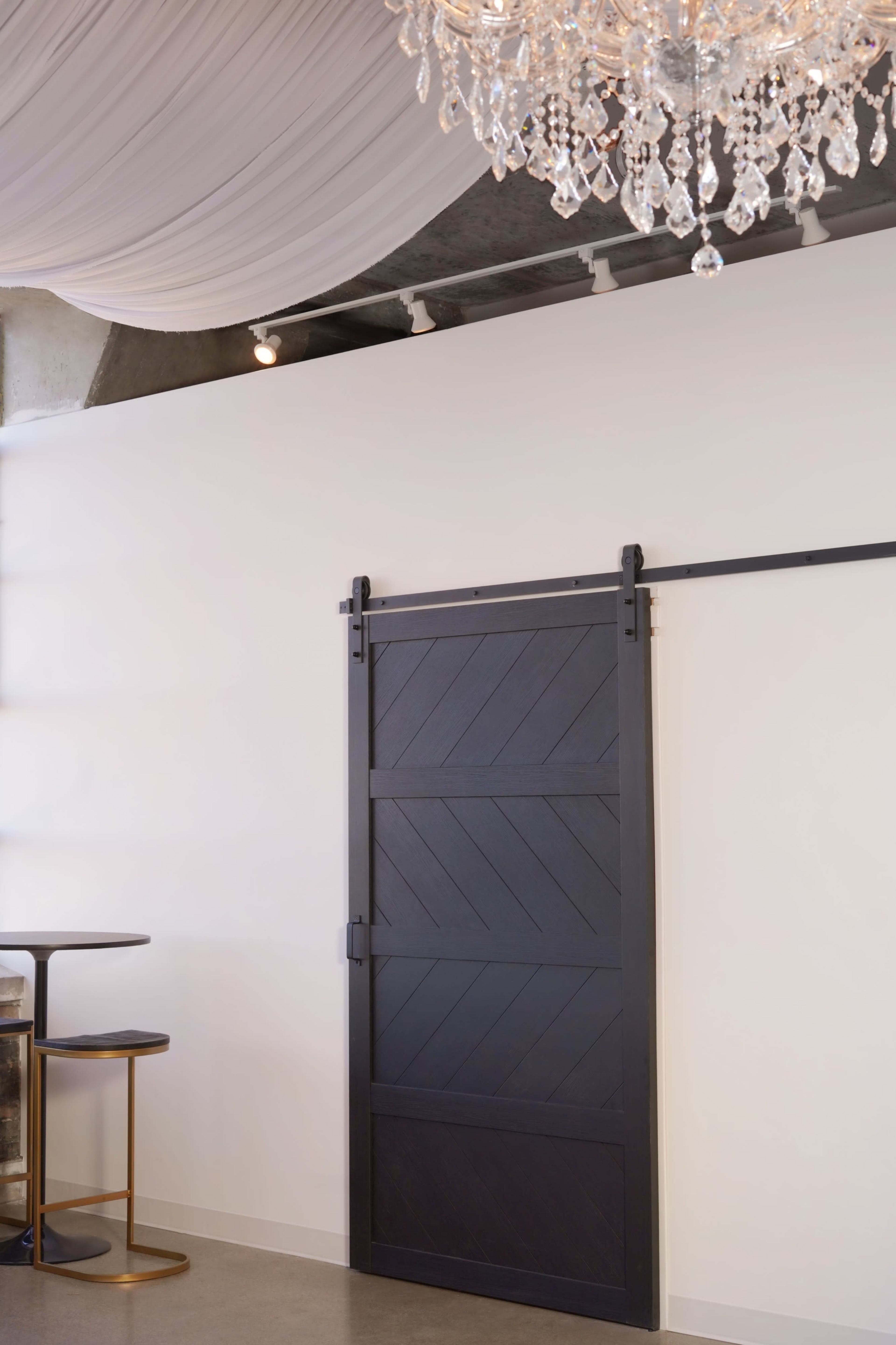 Luxurious Loft Style Showroom Image in South Side, Chicago, IL