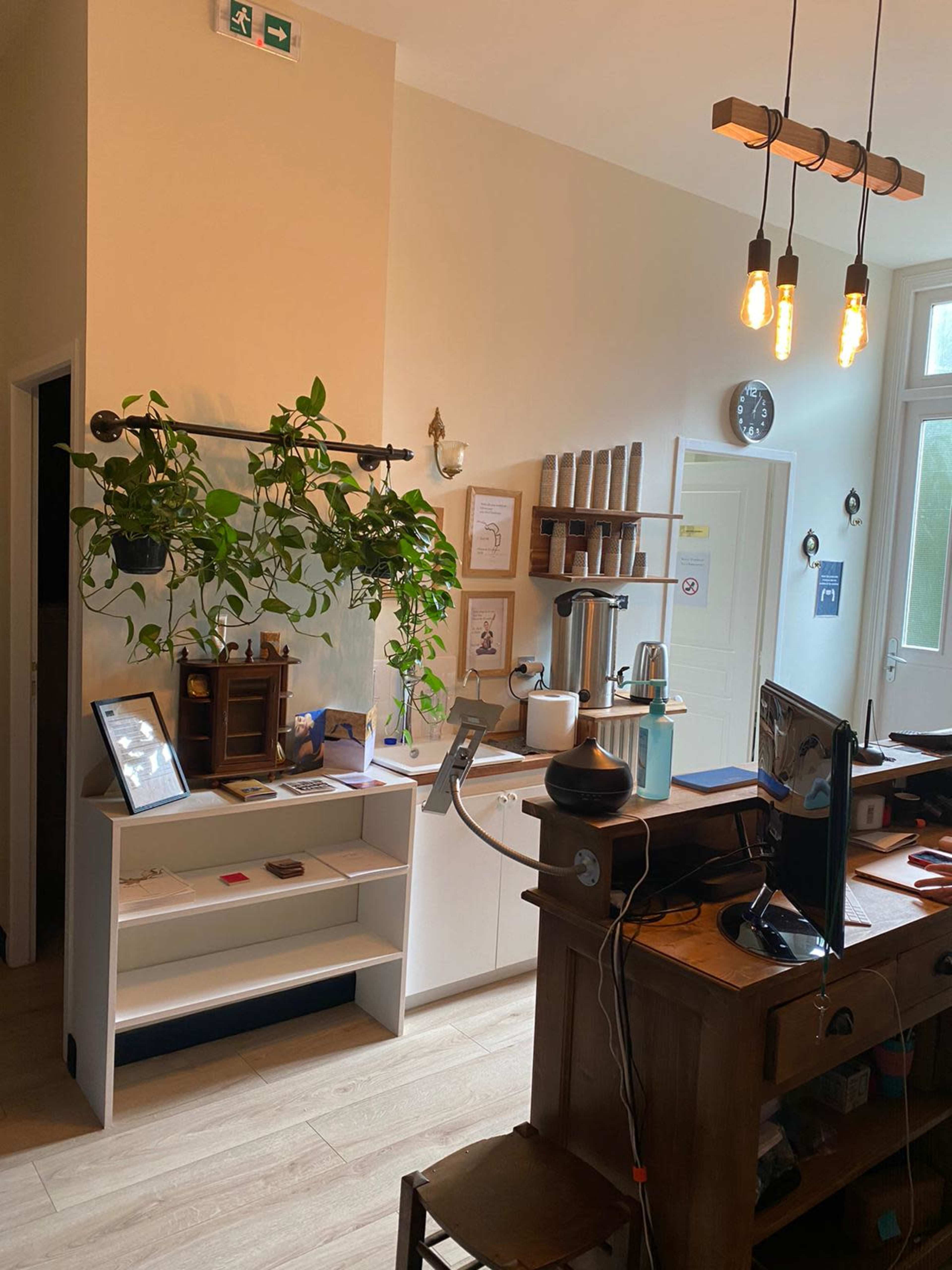 Grande salle de yoga lumineuse entourée de verdure à Boulogne Image in Parchamp–Albert Kahn, Boulogne-Billancourt