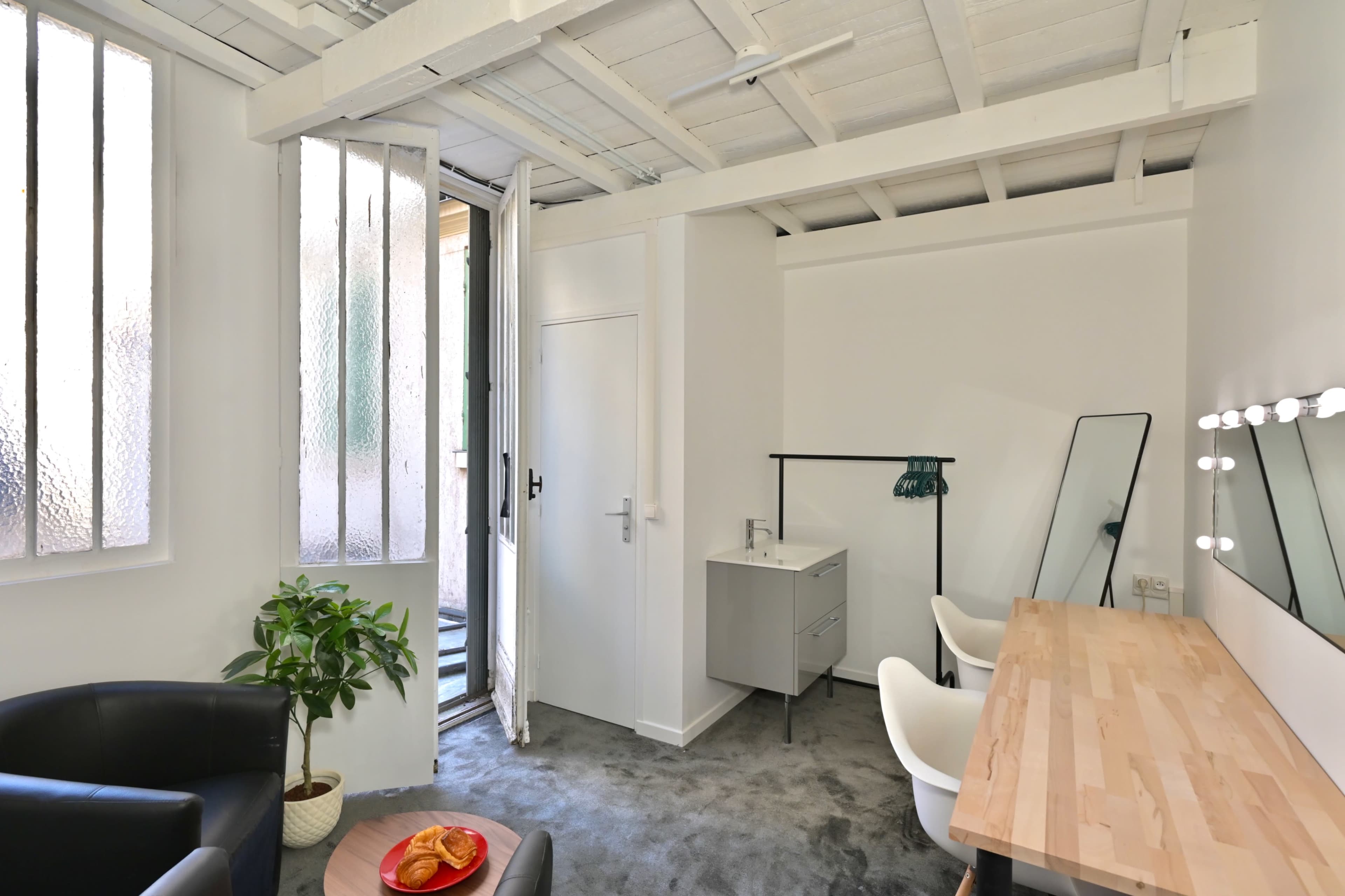 Studio fond vert à Montmartre – Plateau vidéo 25 m² avec régie intégrée Image in Clignancourt, Paris