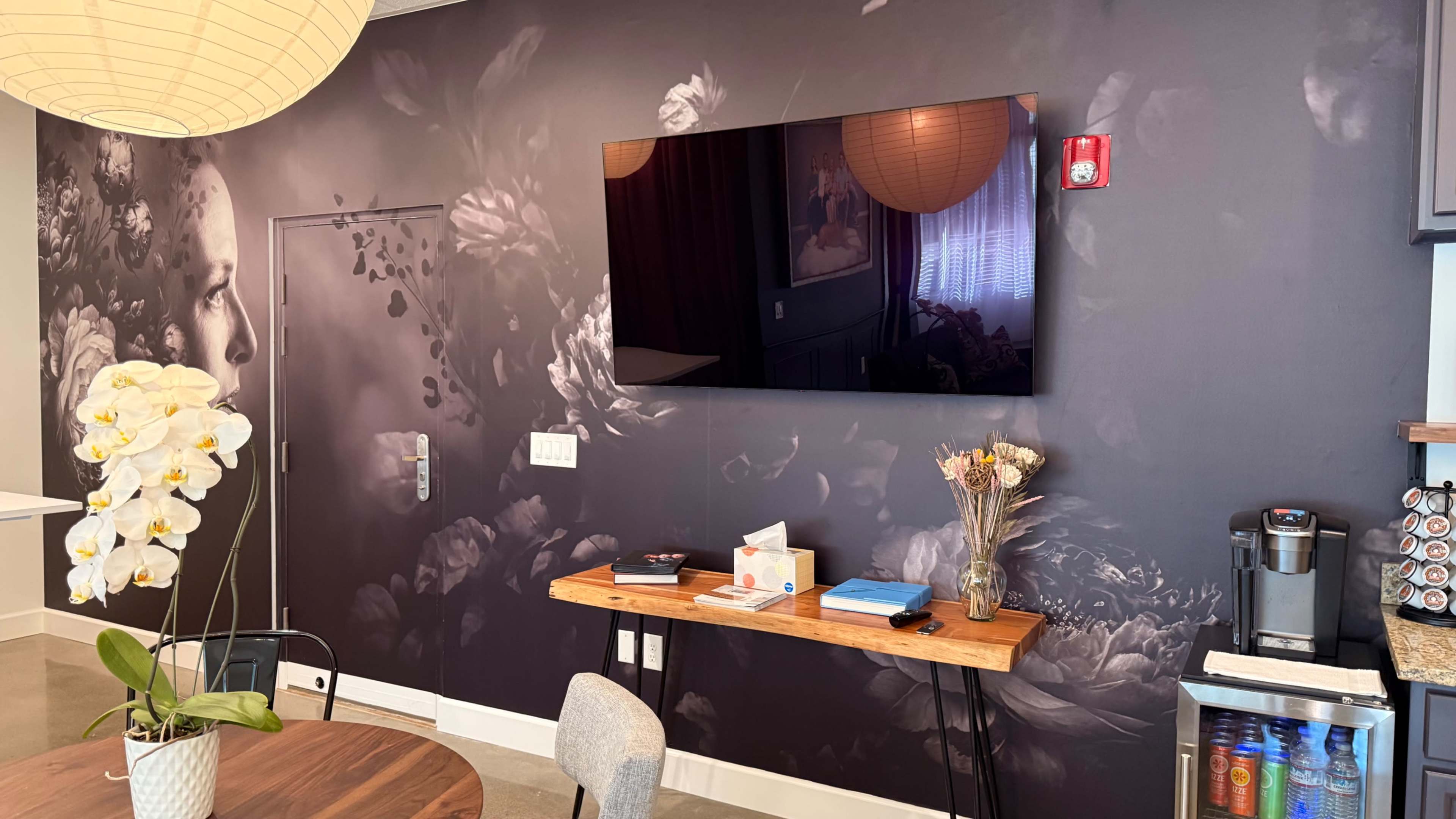 Sophisticated and Comfortable Lounge Studio Image in Bitter Lake, Seattle, WA