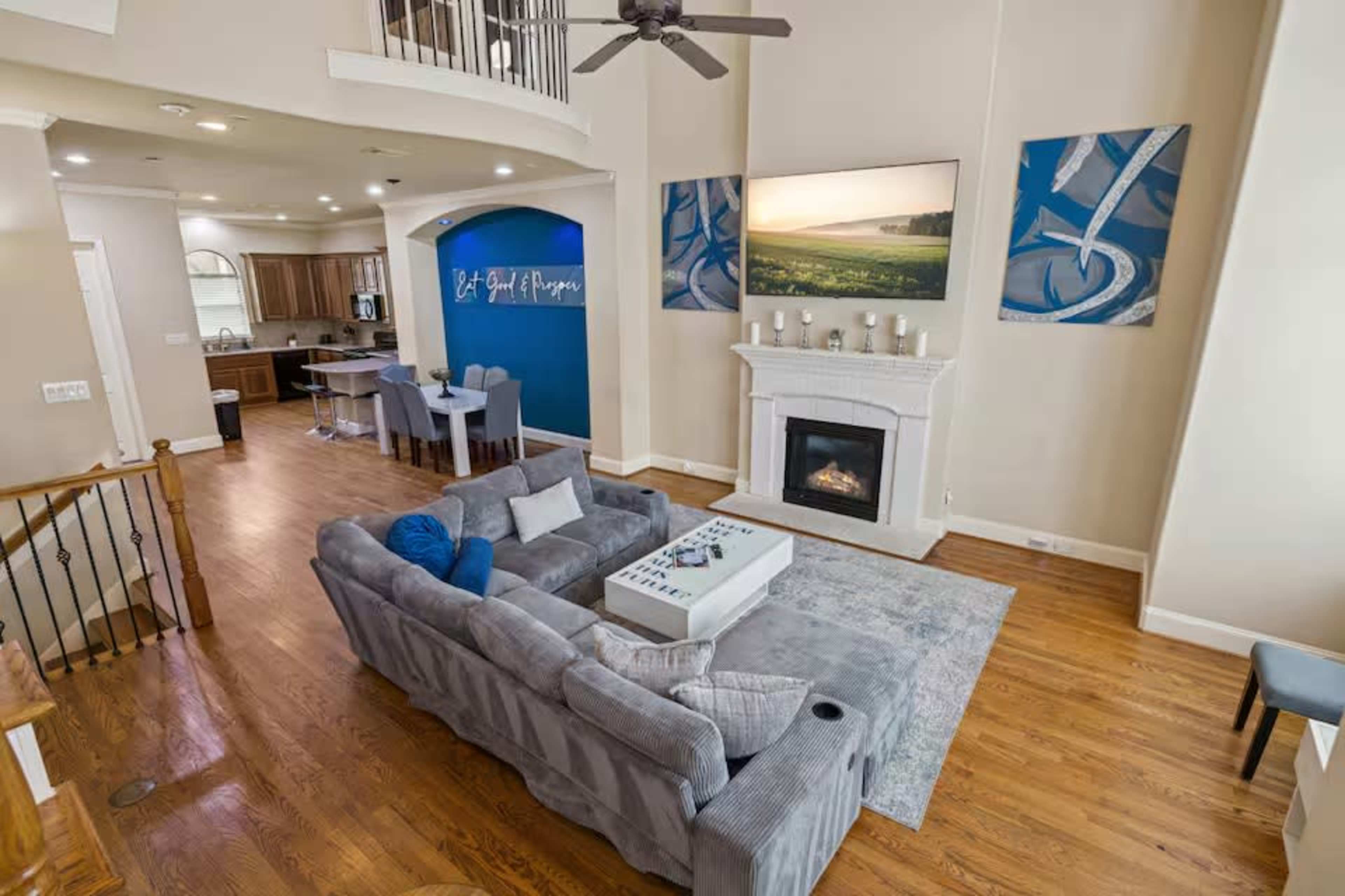 Artsy 3-Story Townhouse - Great for Events and Videoshoots! Image in Mid West, Houston, TX