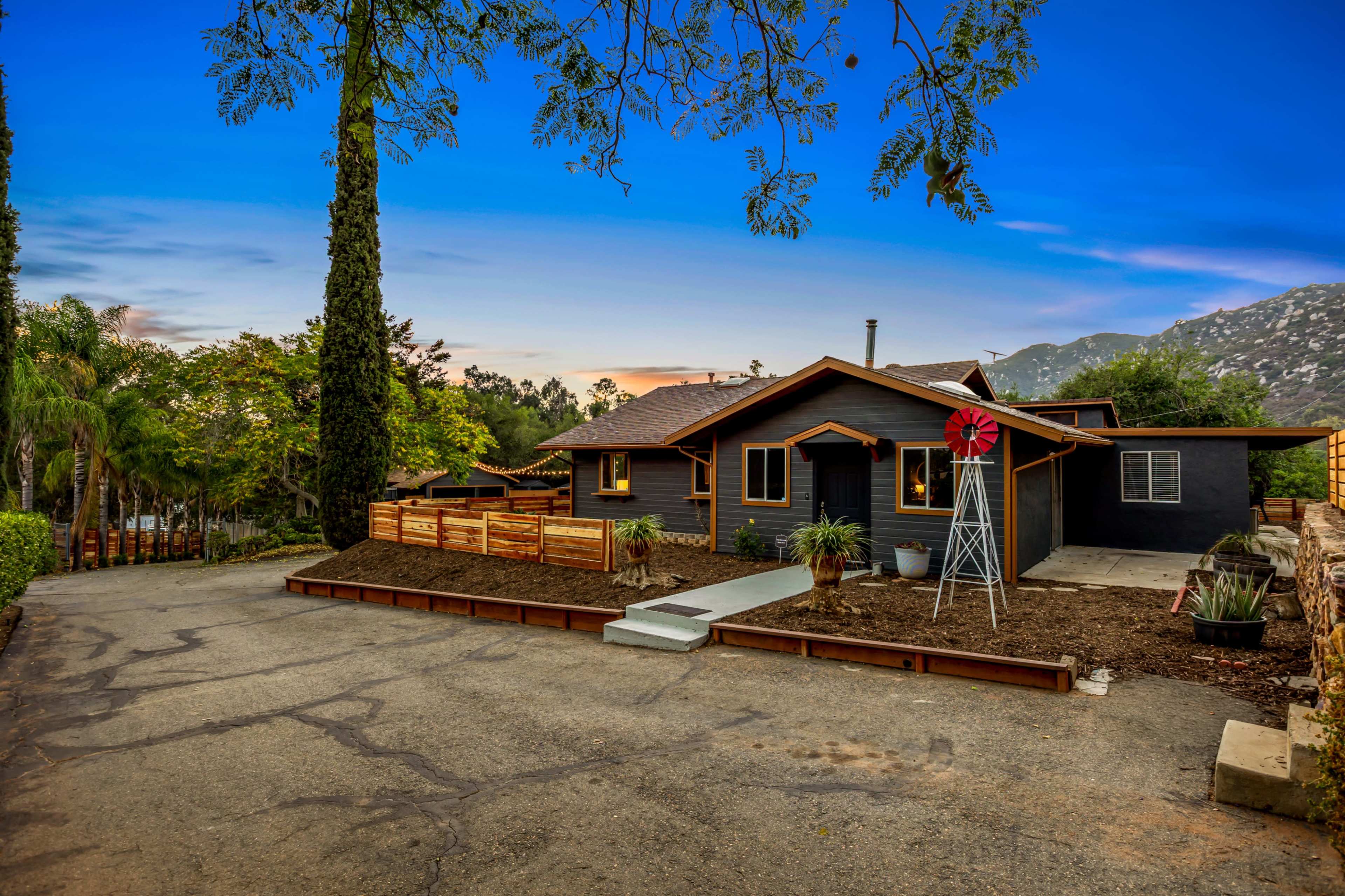 The Yellow Rose Inn Image in North Ridge, Escondido, CA