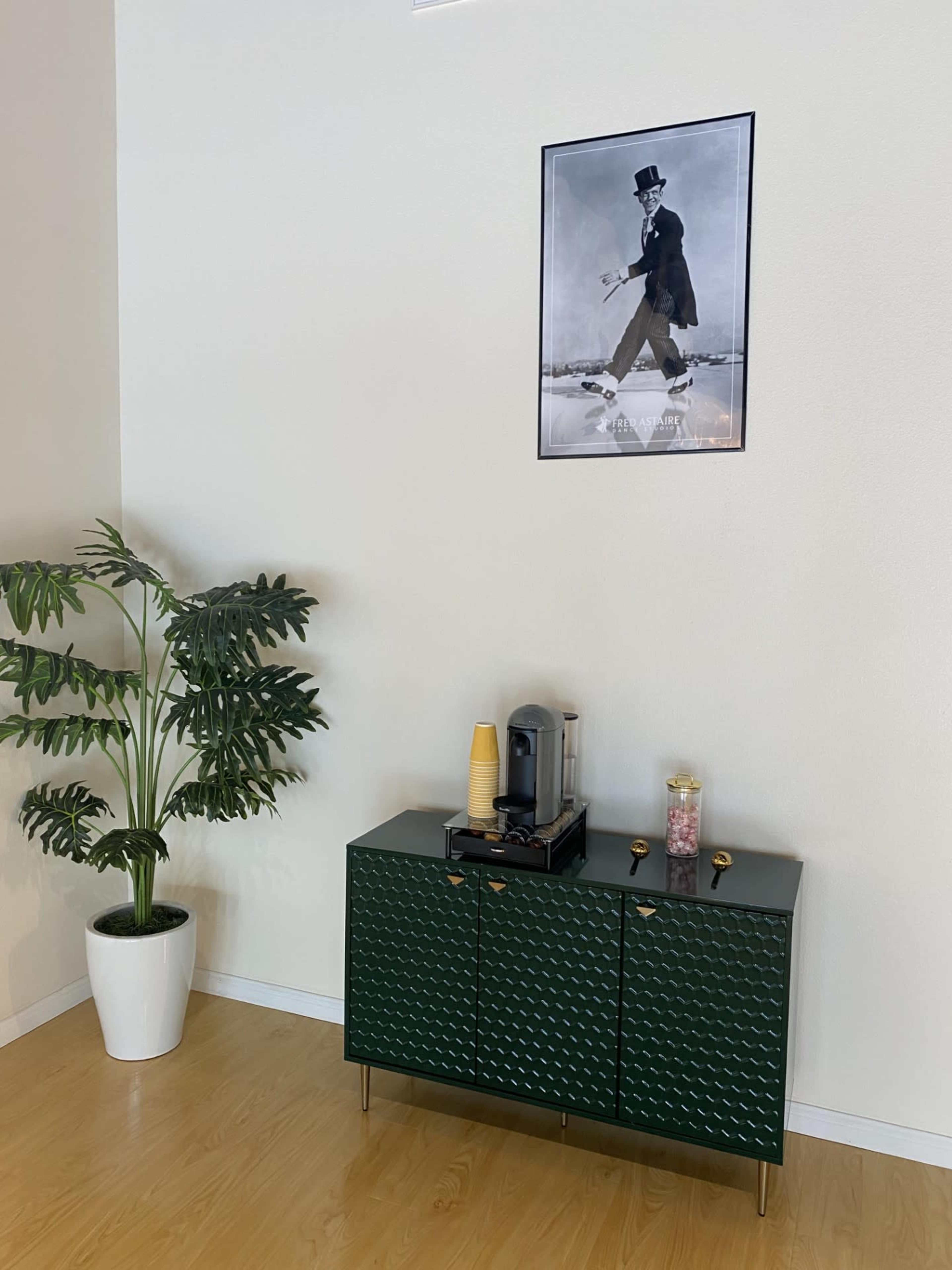 Bright and Stylish Studio with beautiful Sunset Image in , Tomball, TX