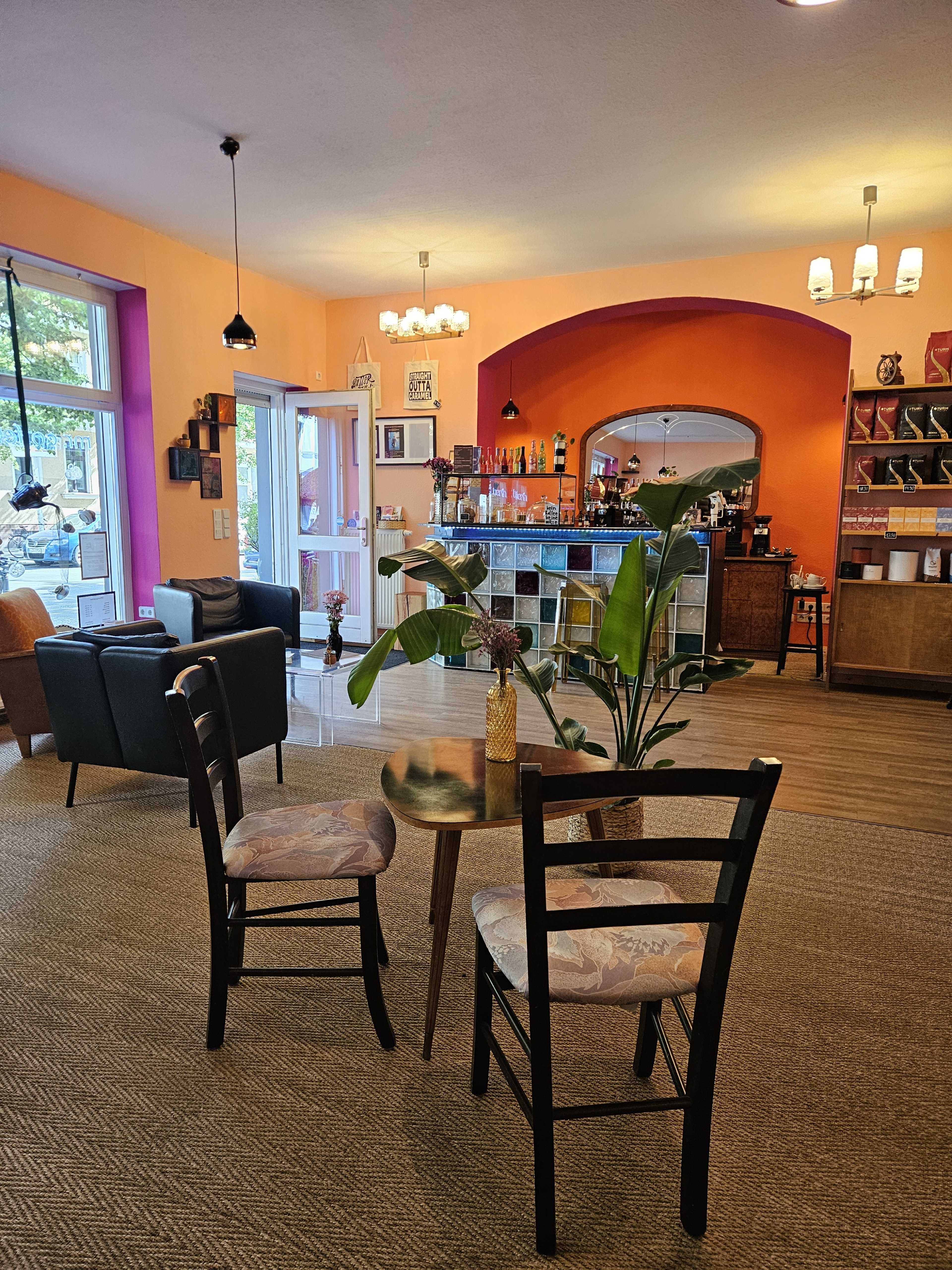 Laden mit Cafe charme an der Florastrasse Image in Pankow, Berlin, 