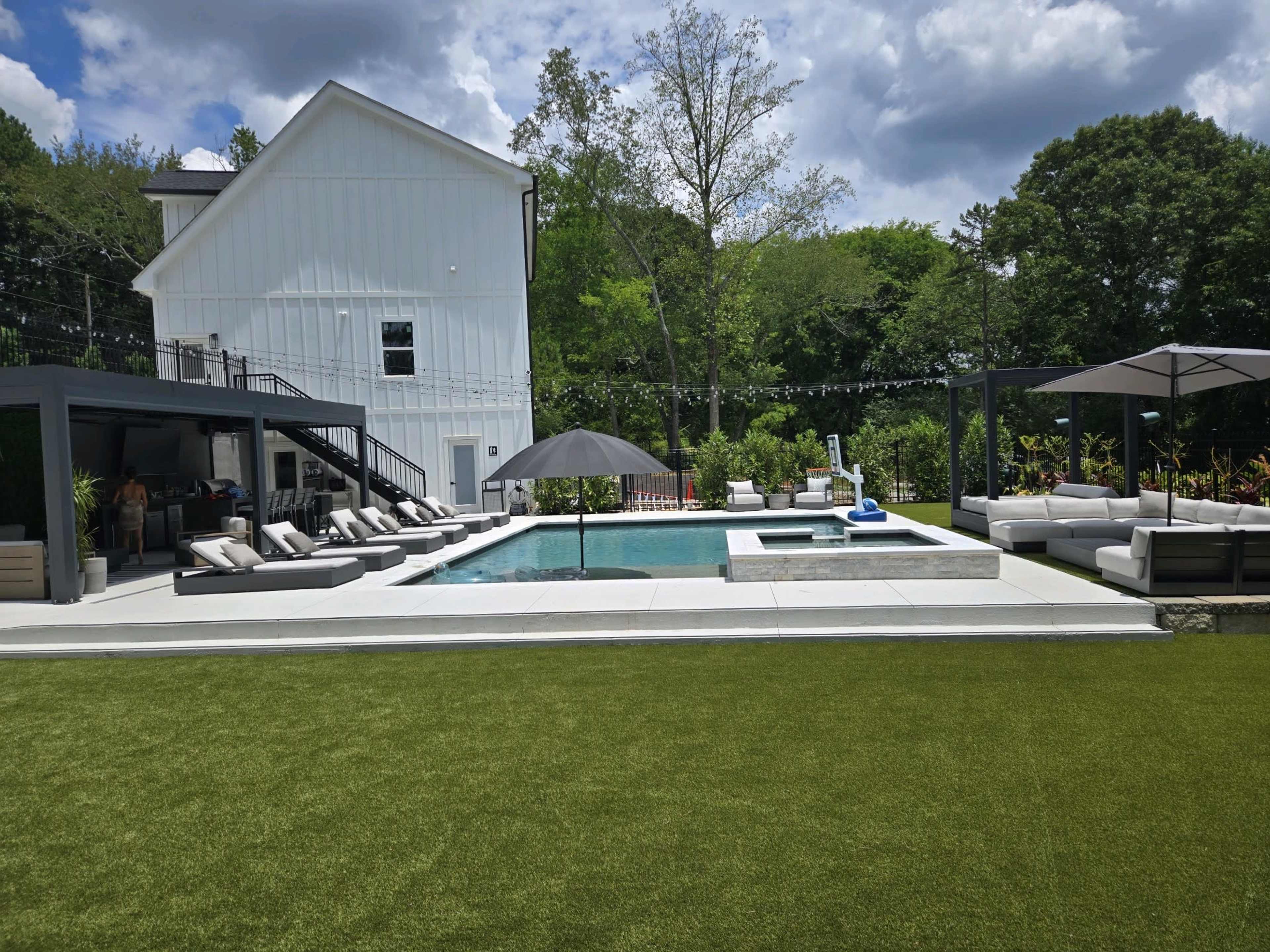 Dunwoody RH outdoor green space and bar Image in Sandy Springs, Atlanta, GA