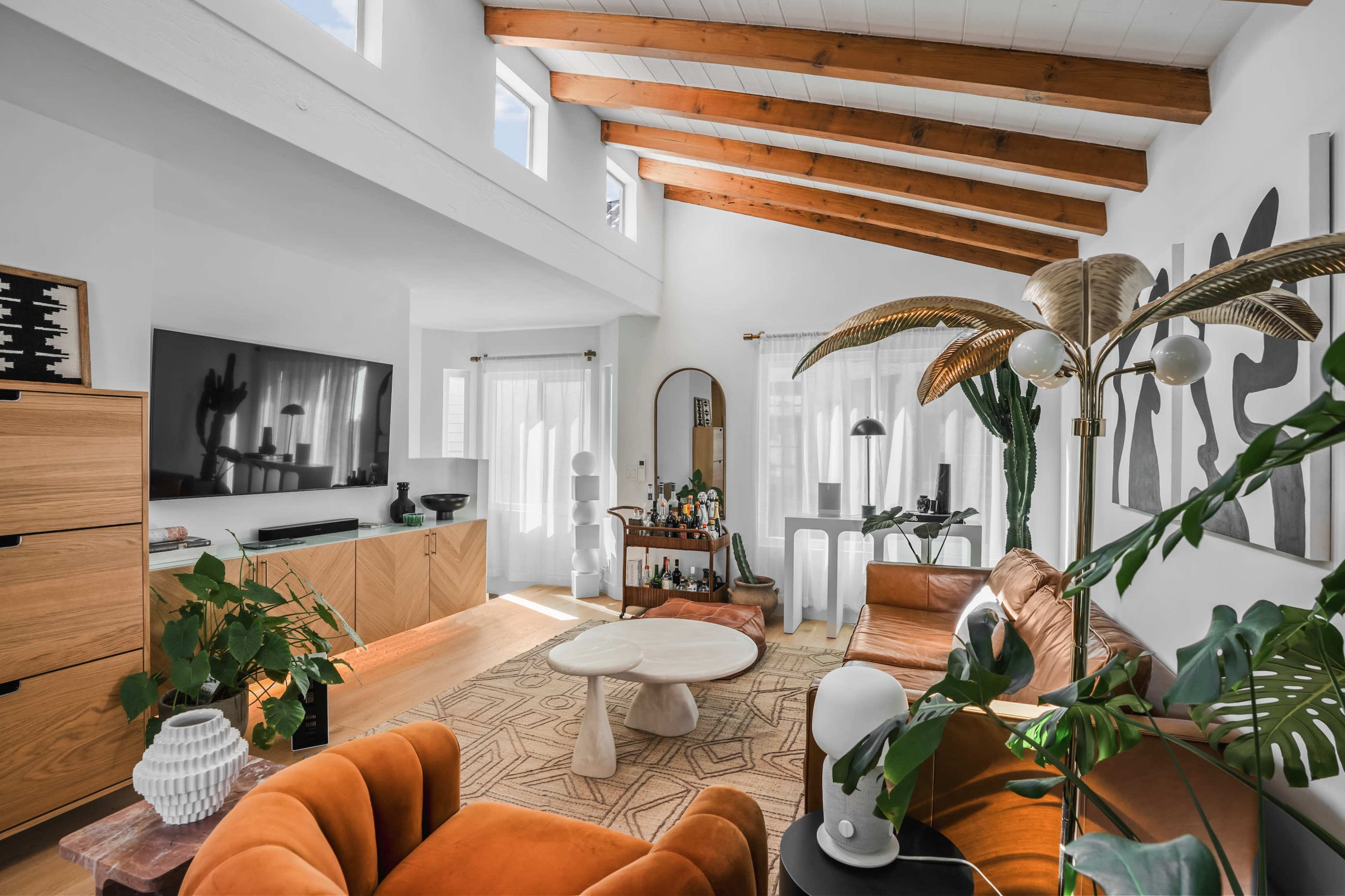 Tropical Apartment w/vaulted wood beams, ton of natural light Image in Mission Beach, San Diego, CA