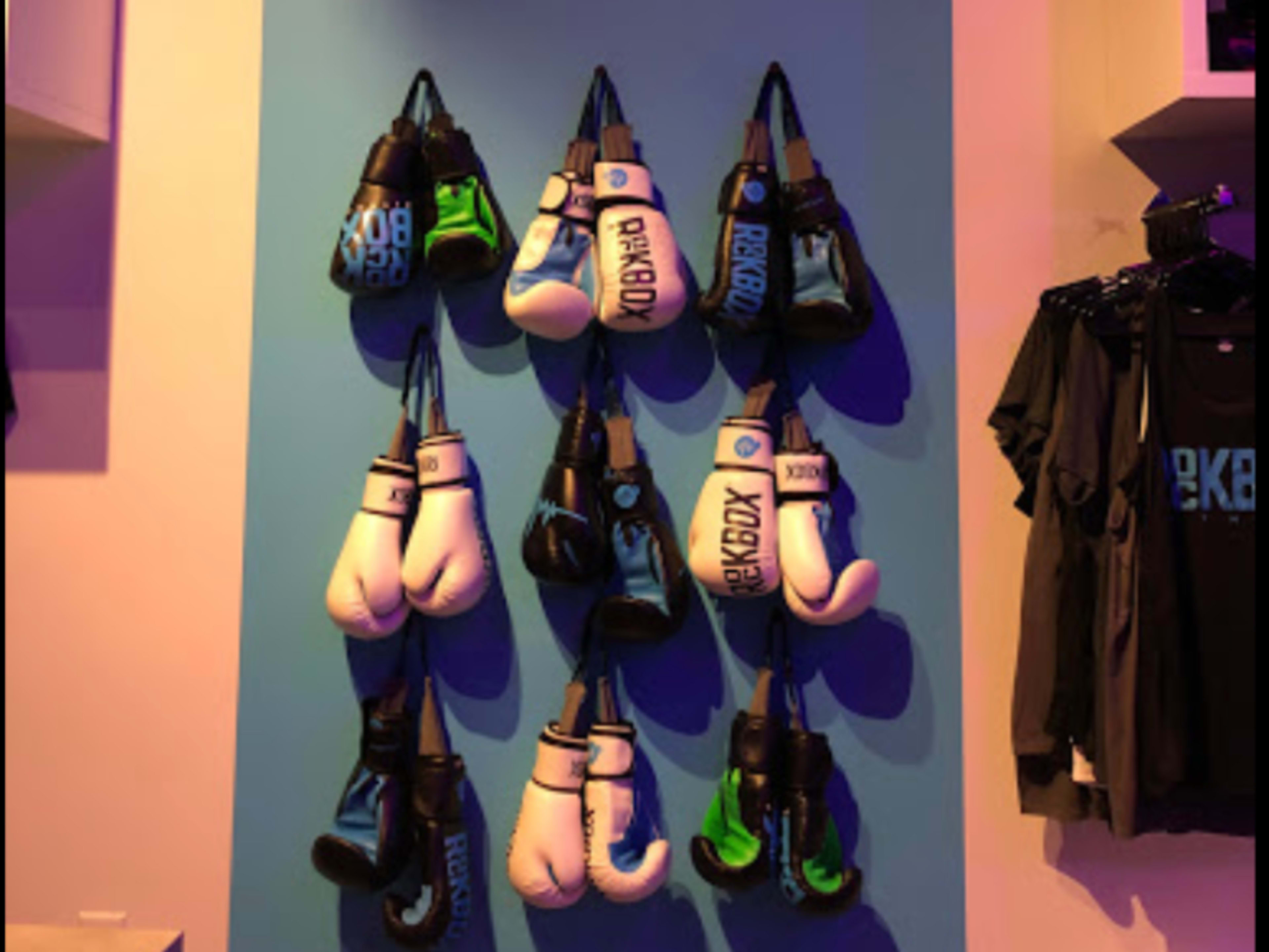 Class - Boxing Glove Rental + Boxing Wrap